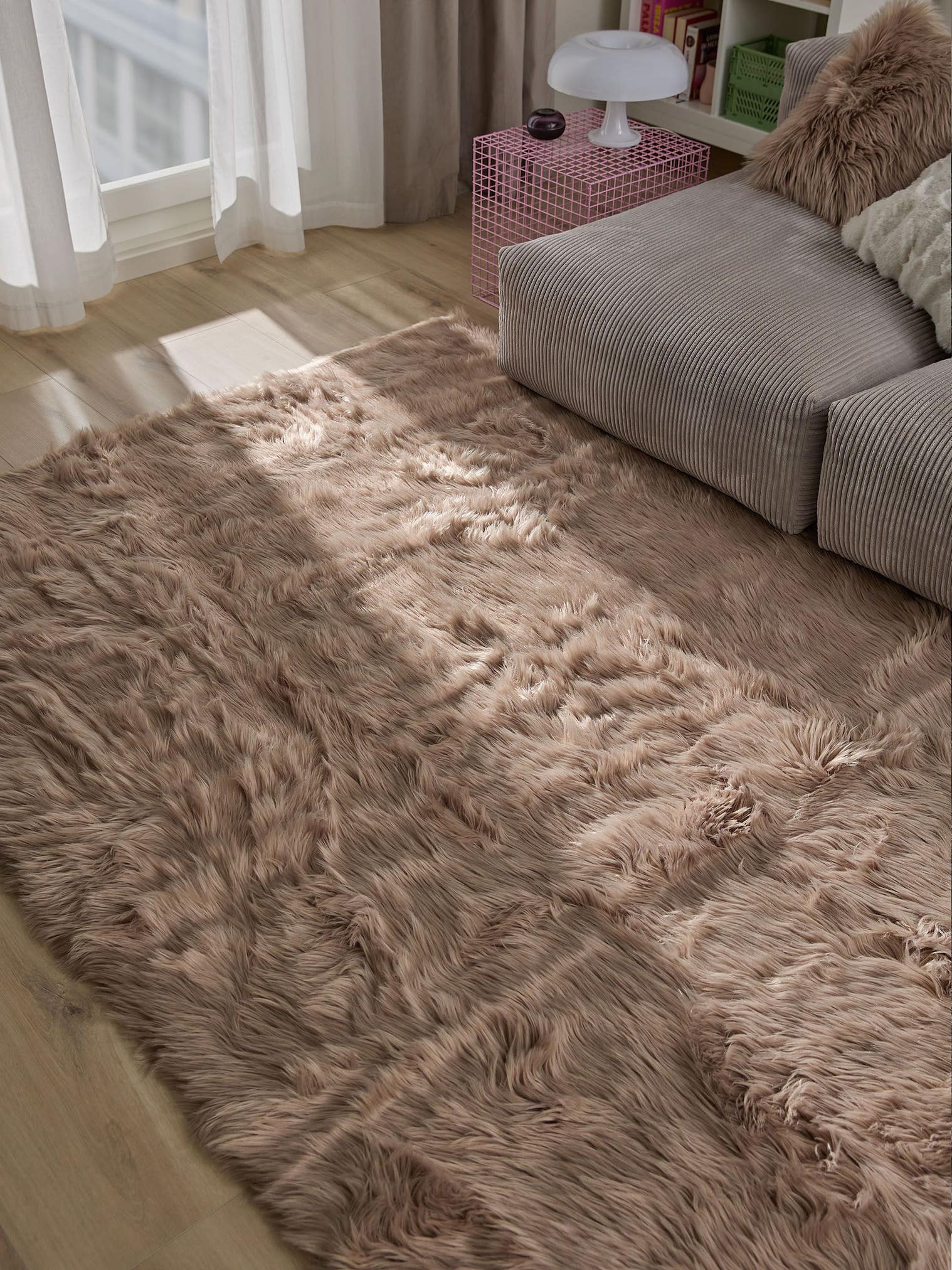 Tappeto di 70% Poliacrilico, 30% Poliestere in Beige con pelo alto 51 - 60 mm da benuta Pop