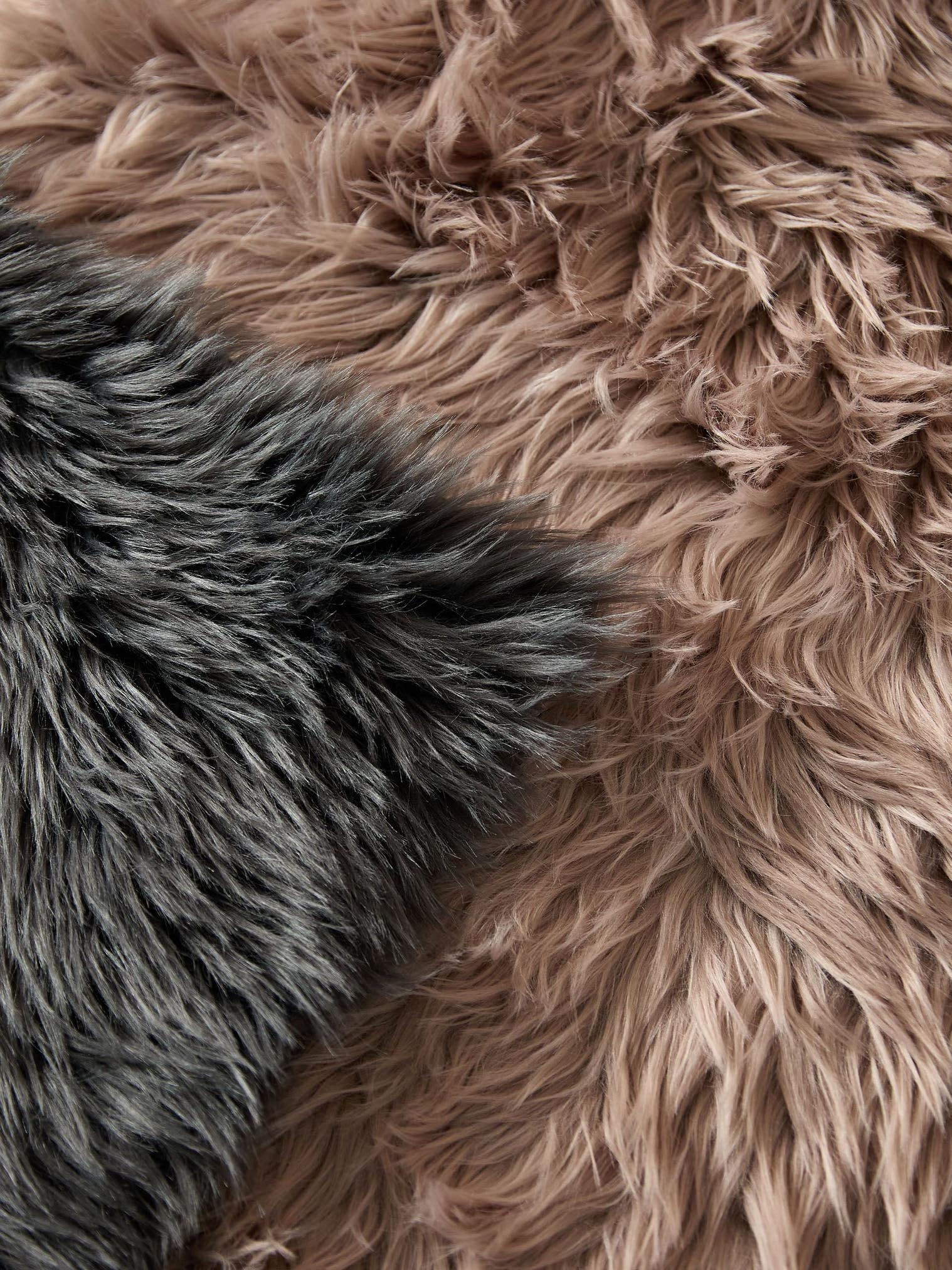 Tappeto di 70% Poliacrilico, 30% Poliestere in Beige con pelo alto 51 - 60 mm da benuta Pop