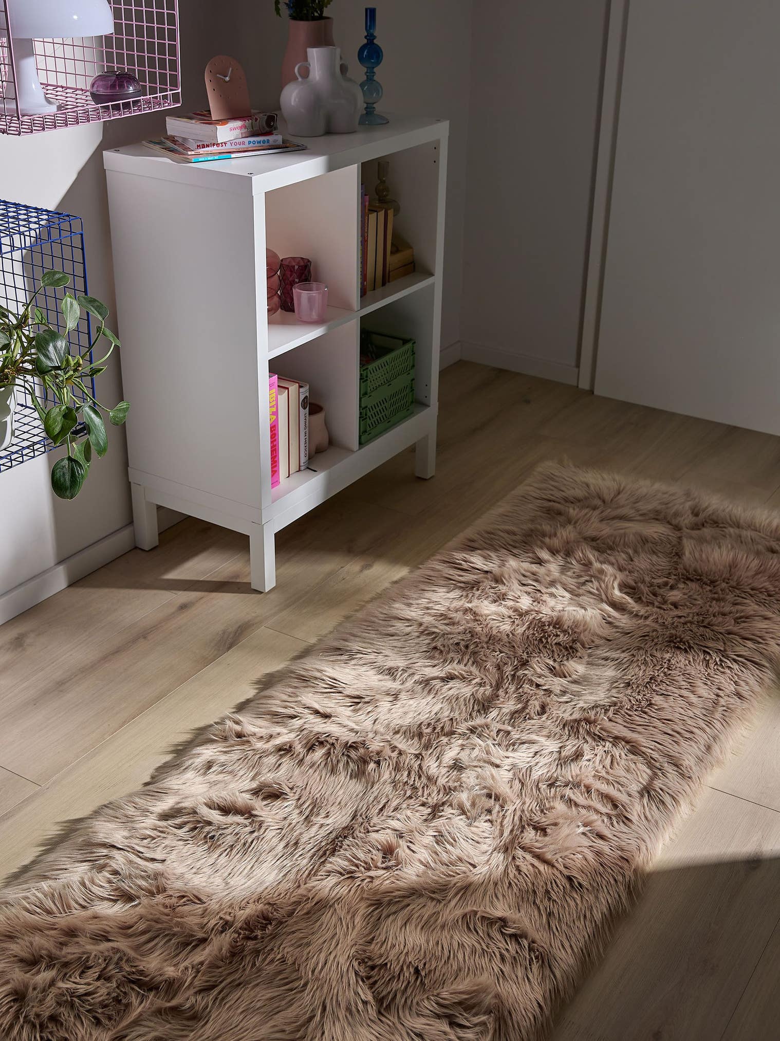 Tappeto di 70% Poliacrilico, 30% Poliestere in Beige con pelo alto 51 - 60 mm da benuta Pop
