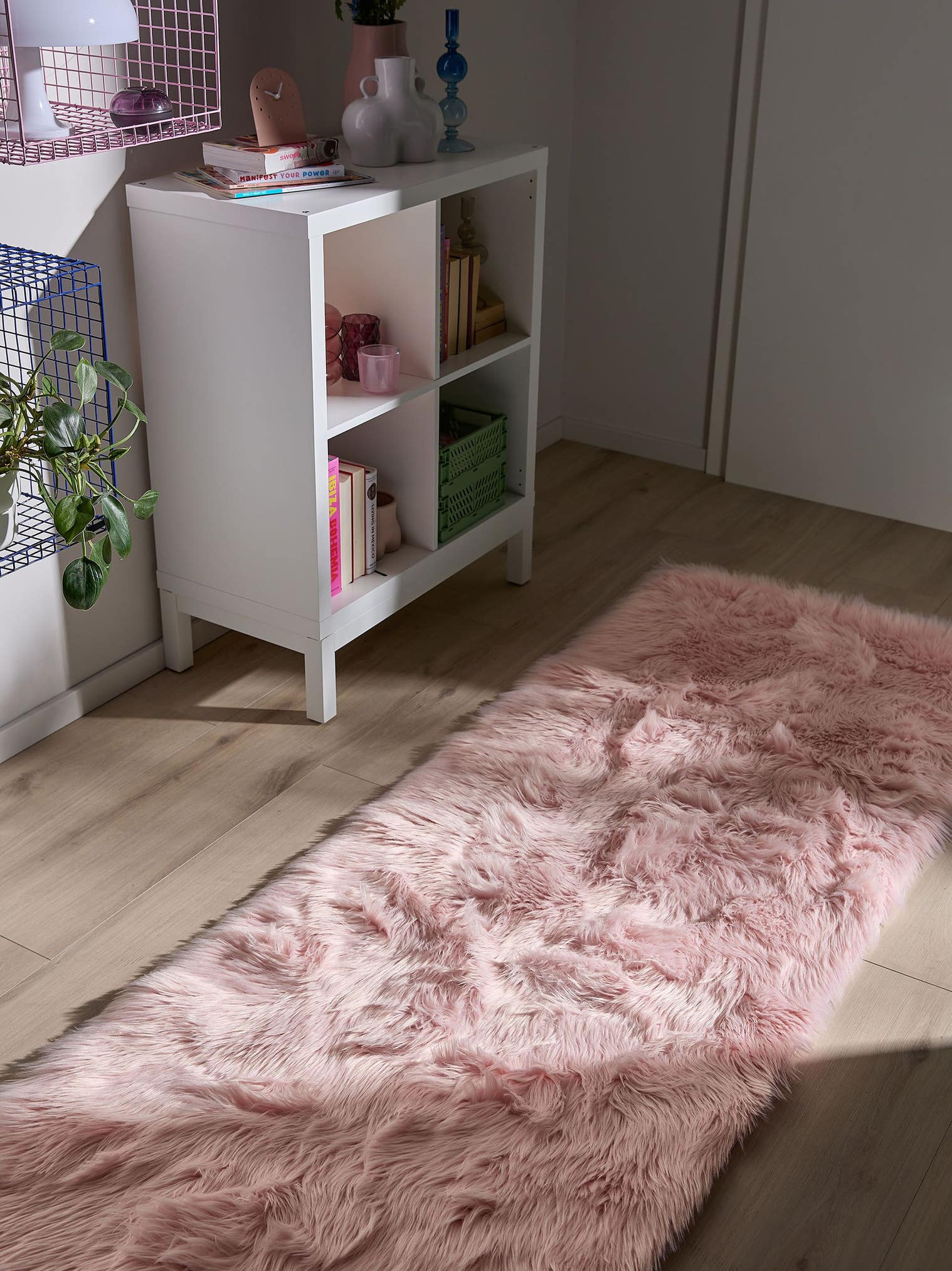 Tappeto di 70% Poliacrilico, 30% Poliestere in Rosa con pelo alto 51 - 60 mm da benuta Pop