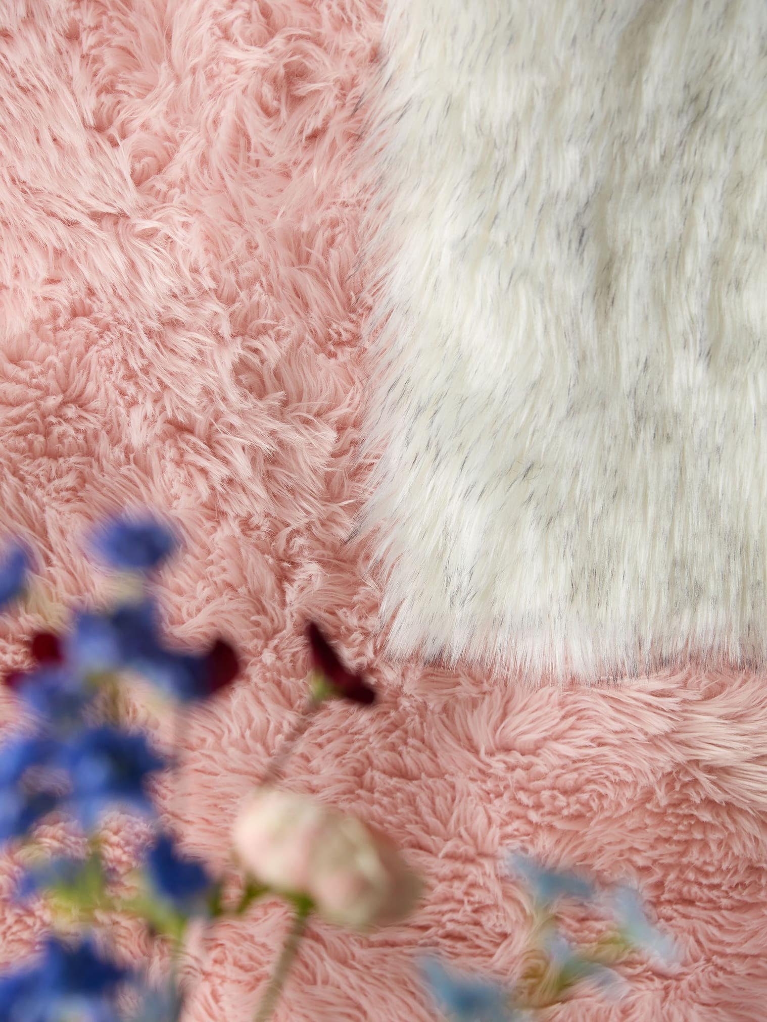 Tappeto di 70% Poliacrilico, 30% Poliestere in Rosa con pelo alto 51 - 60 mm da benuta Pop