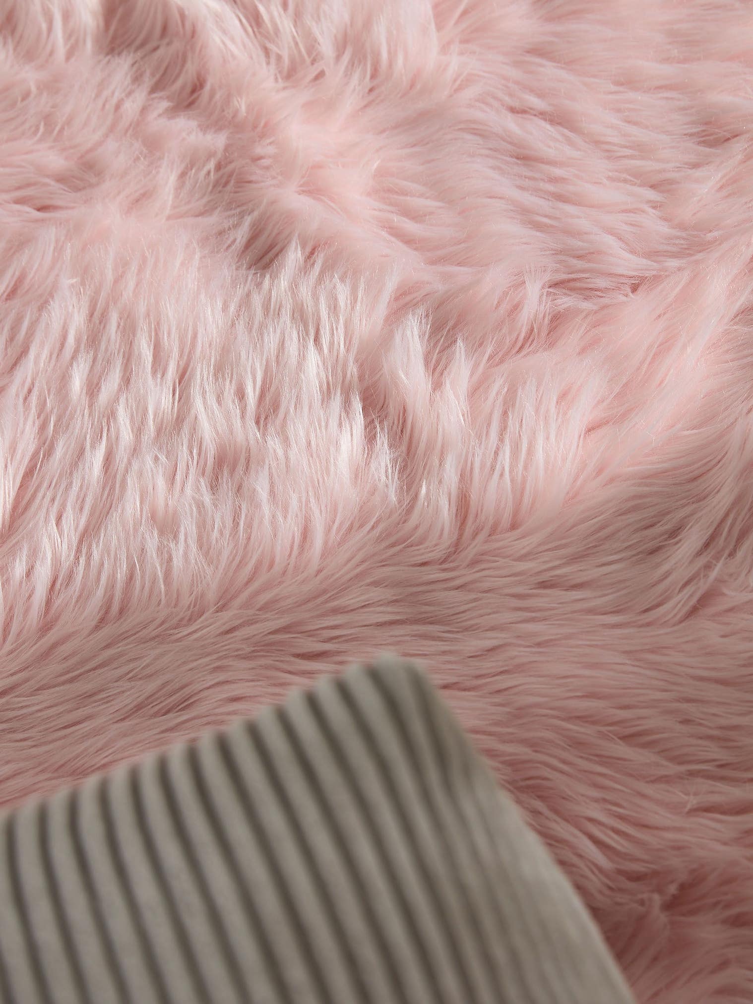 Tappeto di 70% Poliacrilico, 30% Poliestere in Rosa con pelo alto 51 - 60 mm da benuta Pop