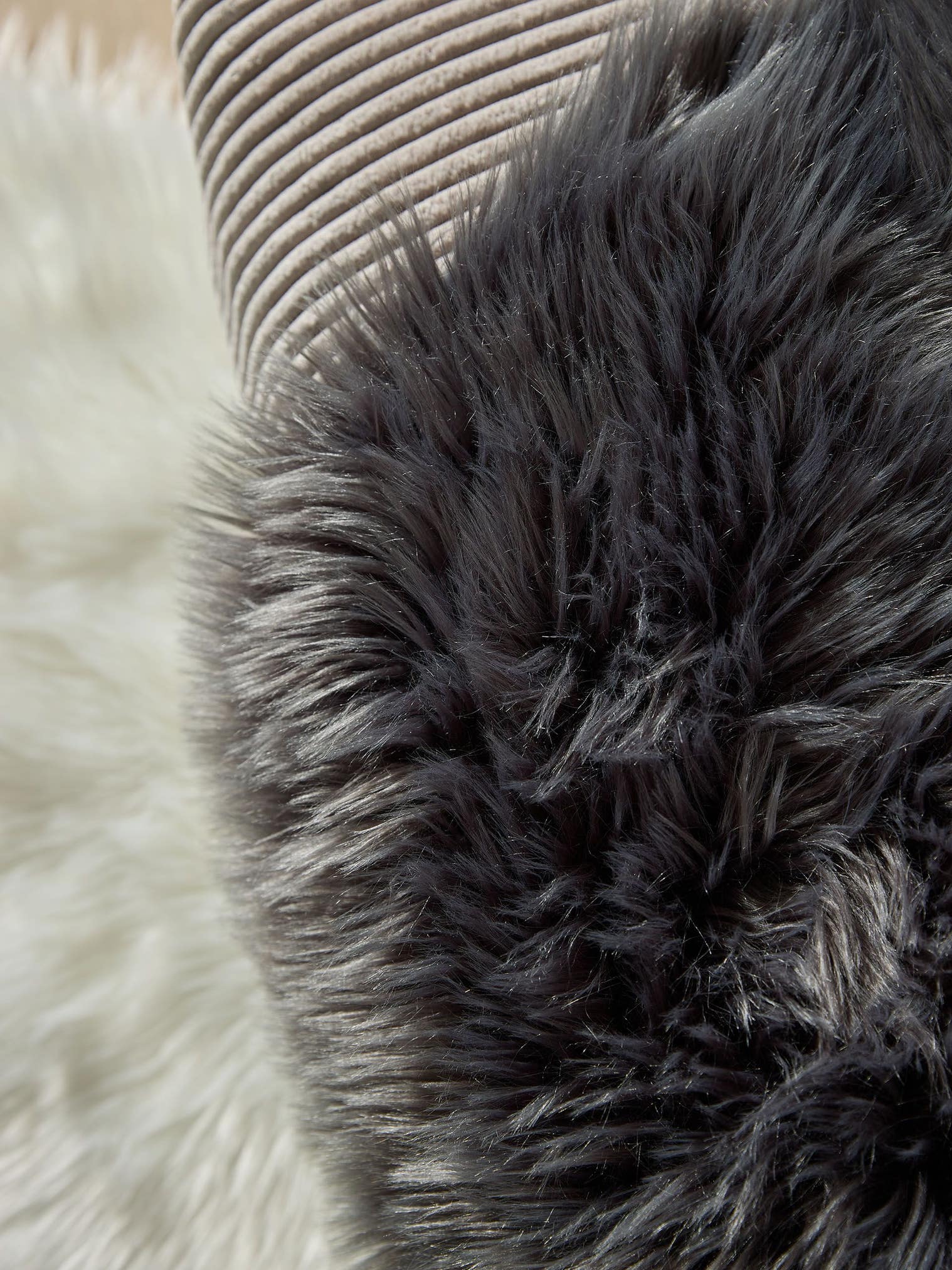 Tappeto di 70% Poliacrilico, 30% Poliestere in Grigio con pelo alto 51 - 60 mm da benuta Pop