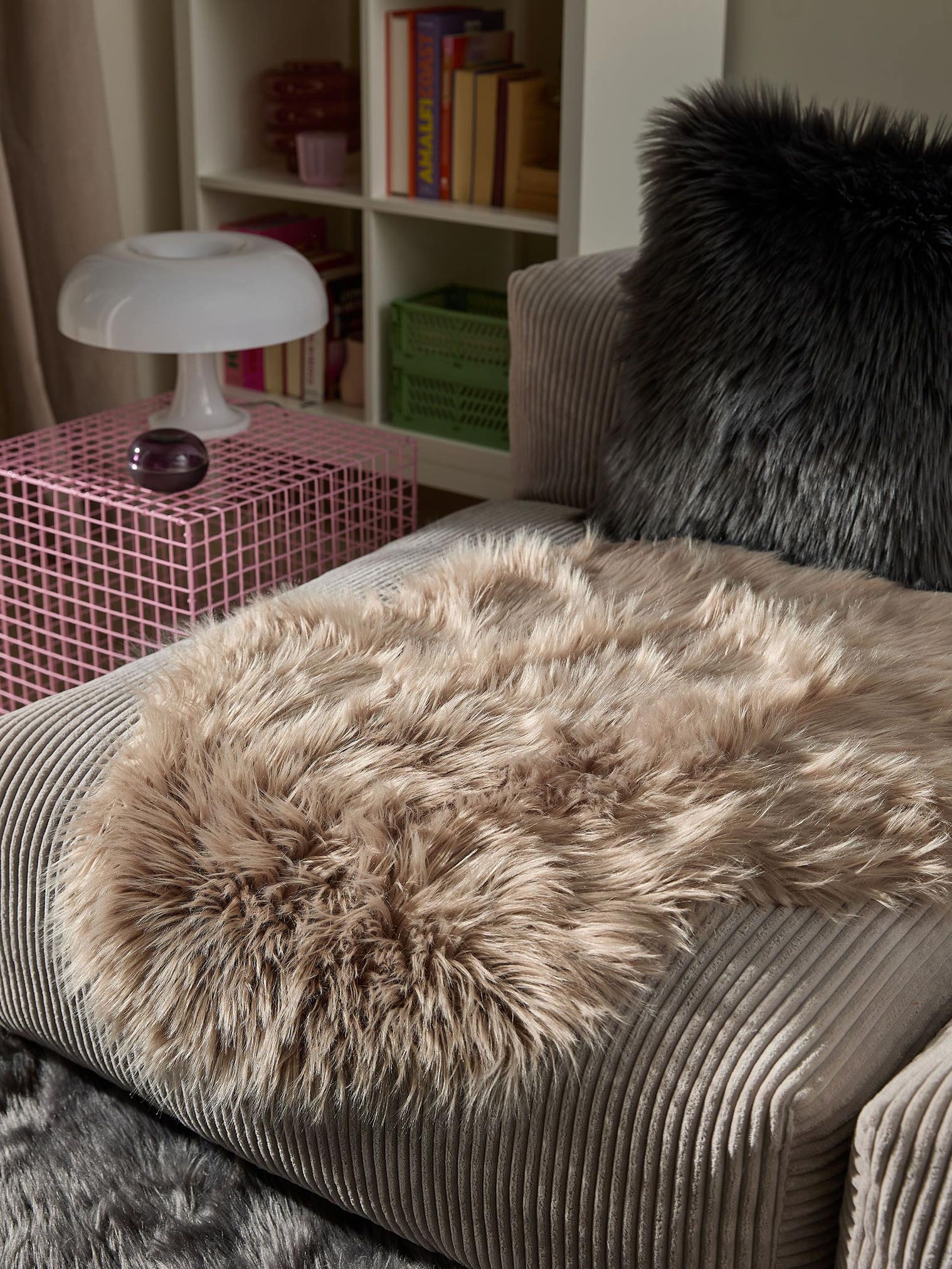 Tappeto di 70% Poliacrilico, 30% Poliestere in Beige con pelo alto 51 - 60 mm da benuta Pop