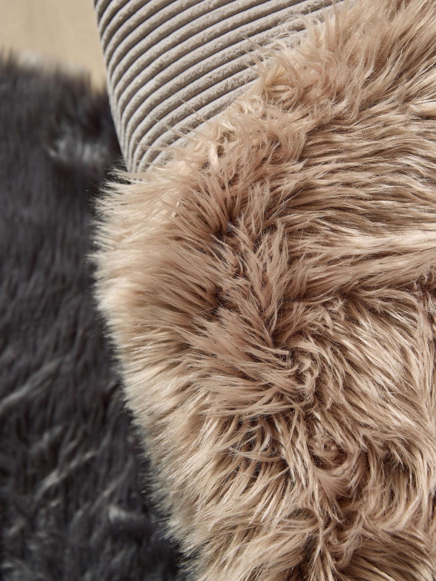 Tappeto di 70% Poliacrilico, 30% Poliestere in Beige con pelo alto 51 - 60 mm da benuta Pop