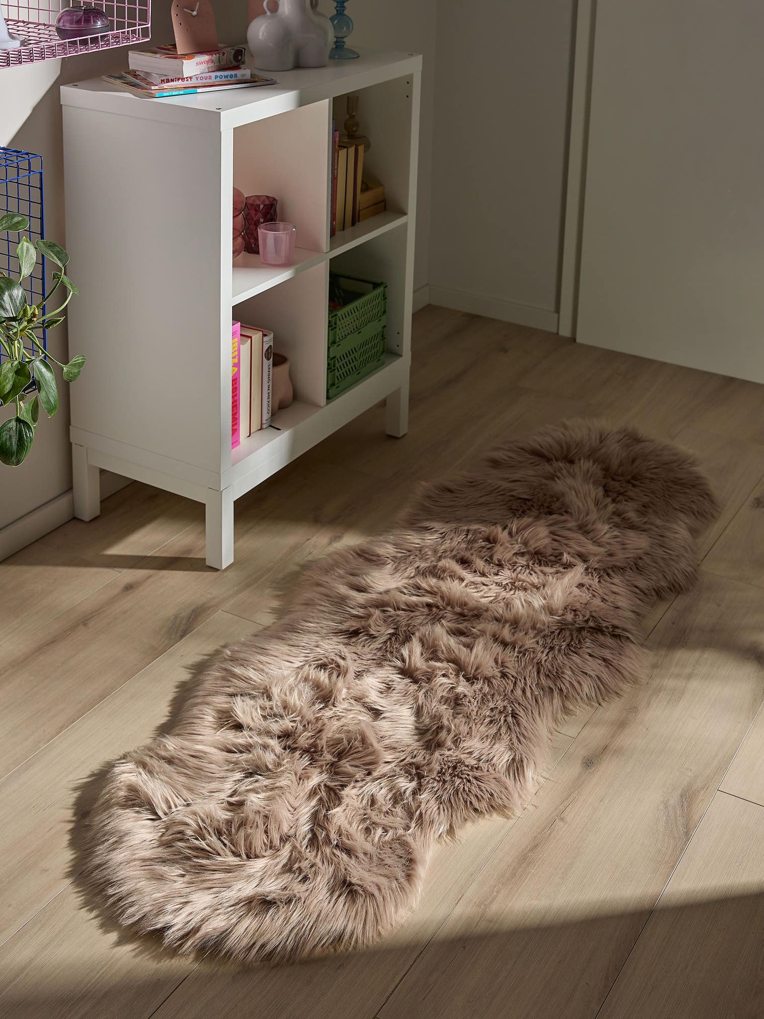 Tappeto di 70% Poliacrilico, 30% Poliestere in Beige con pelo alto 51 - 60 mm da benuta Pop