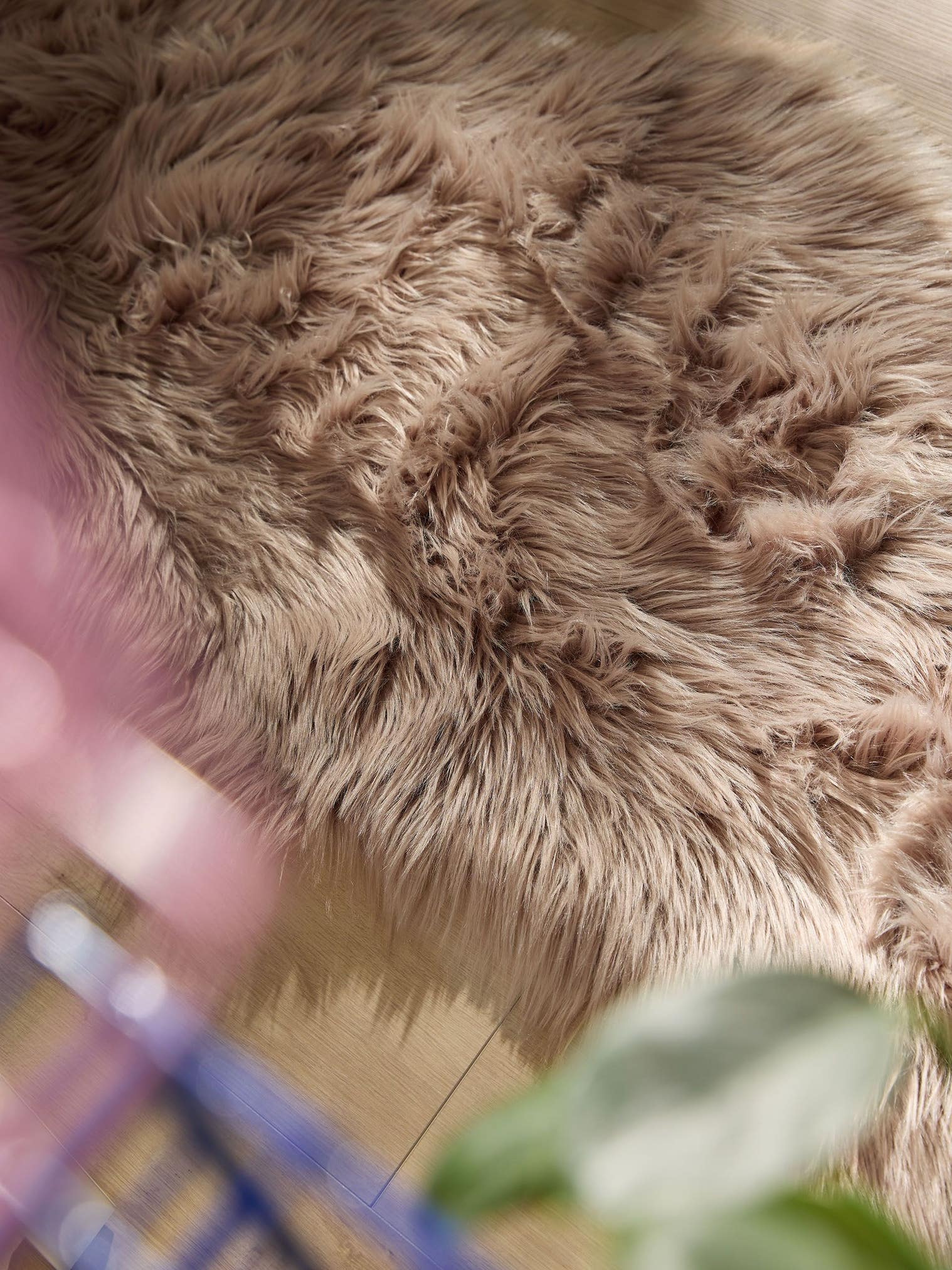 Tappeto di 70% Poliacrilico, 30% Poliestere in Beige con pelo alto 51 - 60 mm da benuta Pop