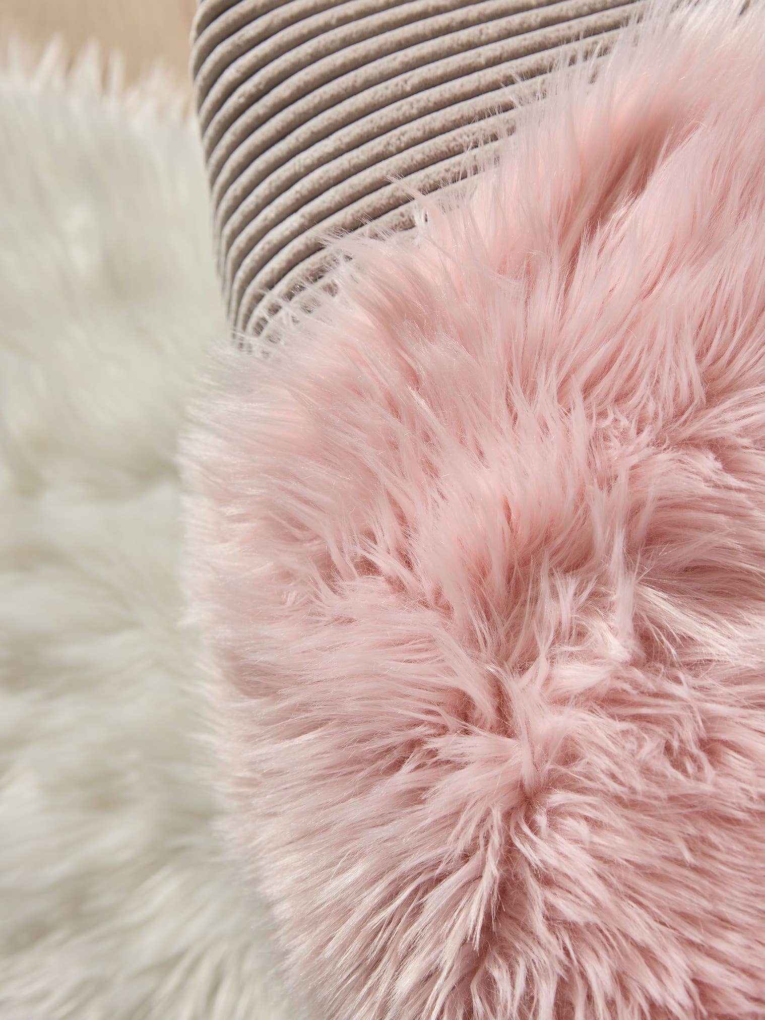 Tappeto di 70% Poliacrilico, 30% Poliestere in Rosa con pelo alto 51 - 60 mm da benuta Pop