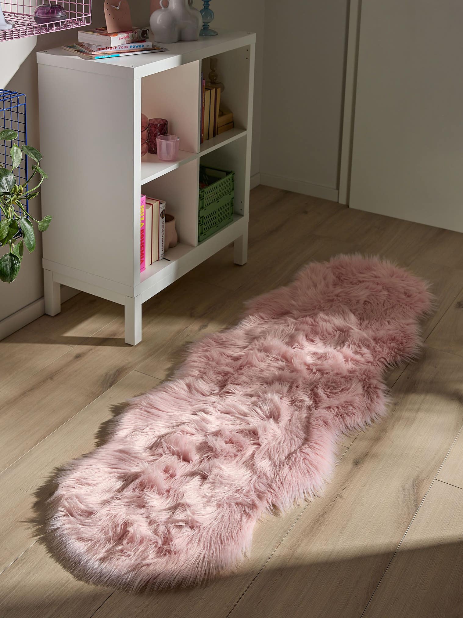 Tappeto di 70% Poliacrilico, 30% Poliestere in Rosa con pelo alto 51 - 60 mm da benuta Pop