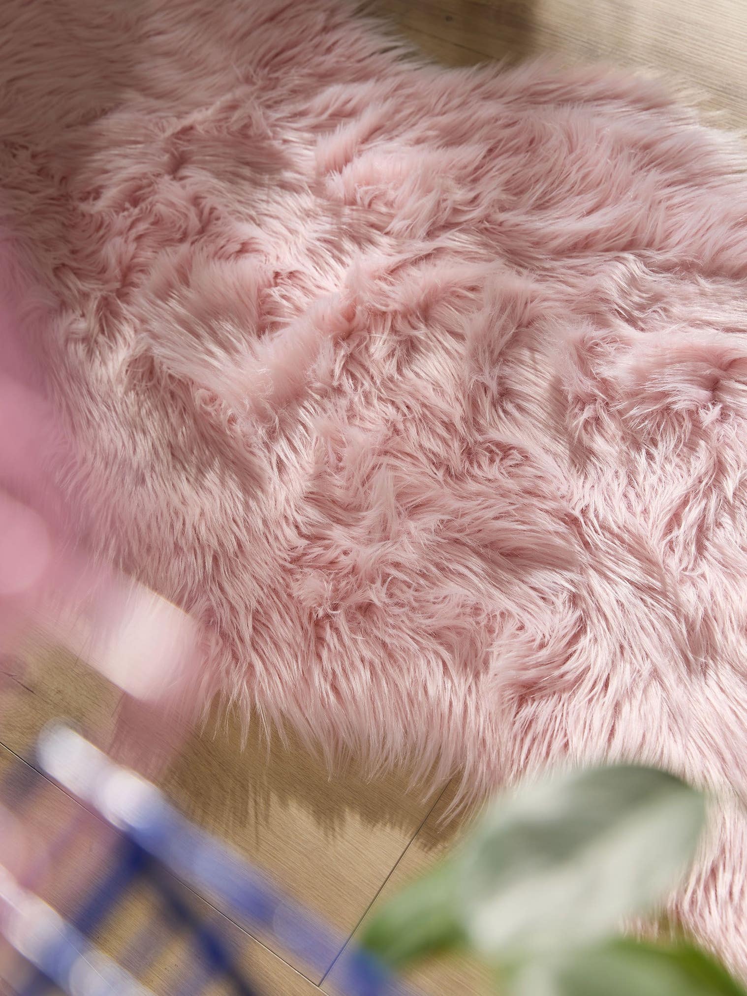 Tappeto di 70% Poliacrilico, 30% Poliestere in Rosa con pelo alto 51 - 60 mm da benuta Pop