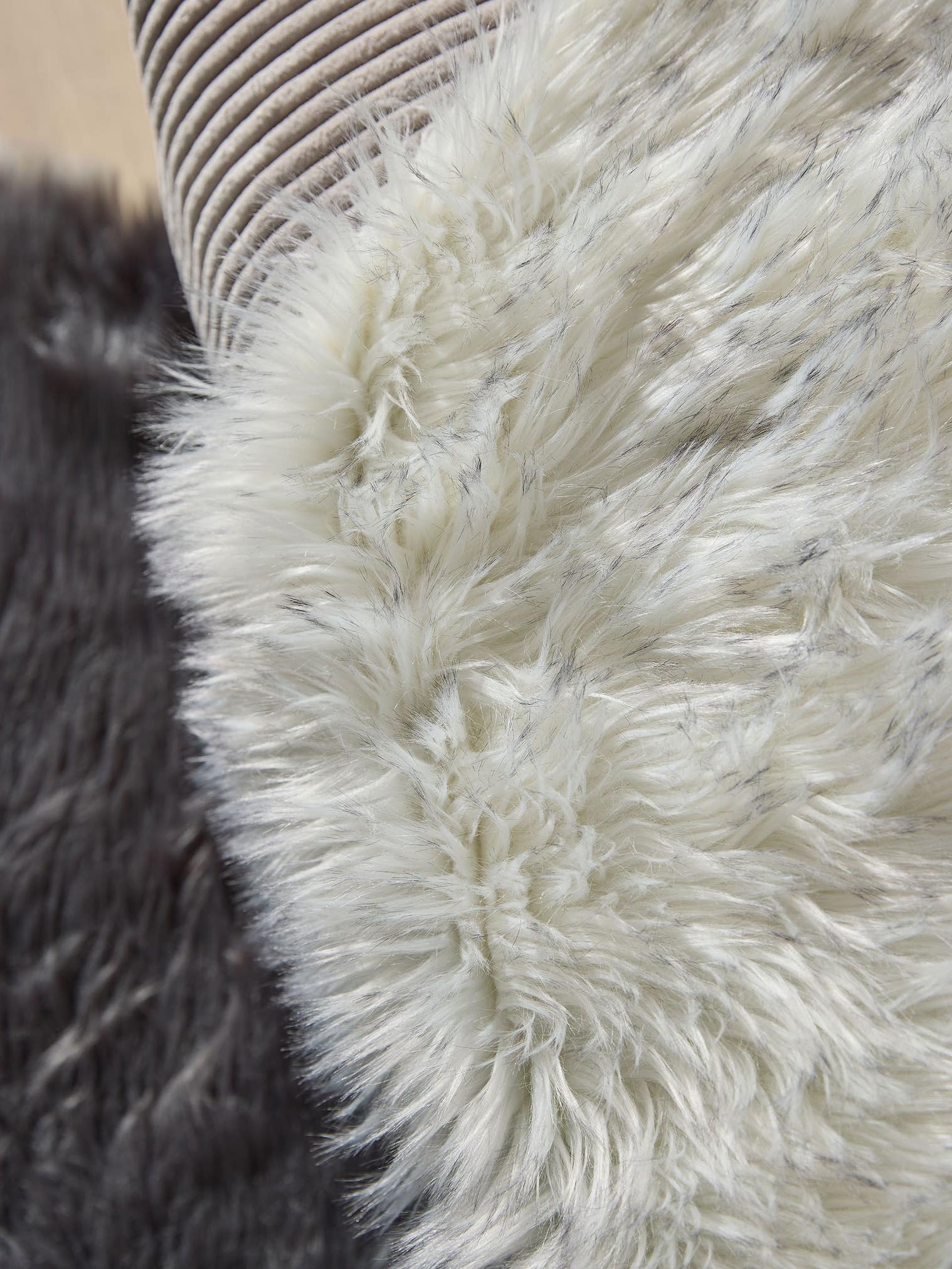 Tappeto di 70% Poliacrilico, 30% Poliestere in Bianco & Nero con pelo alto 51 - 60 mm da benuta Pop