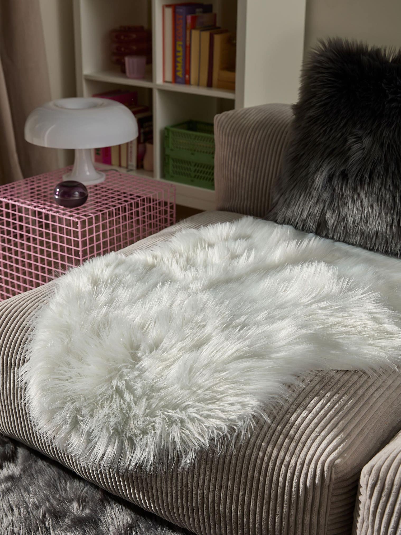 Teppich aus 70% Polyacryl, 30% Polyester in Weiß mit 51 bis 60 mm hohem Flor von benuta Pop