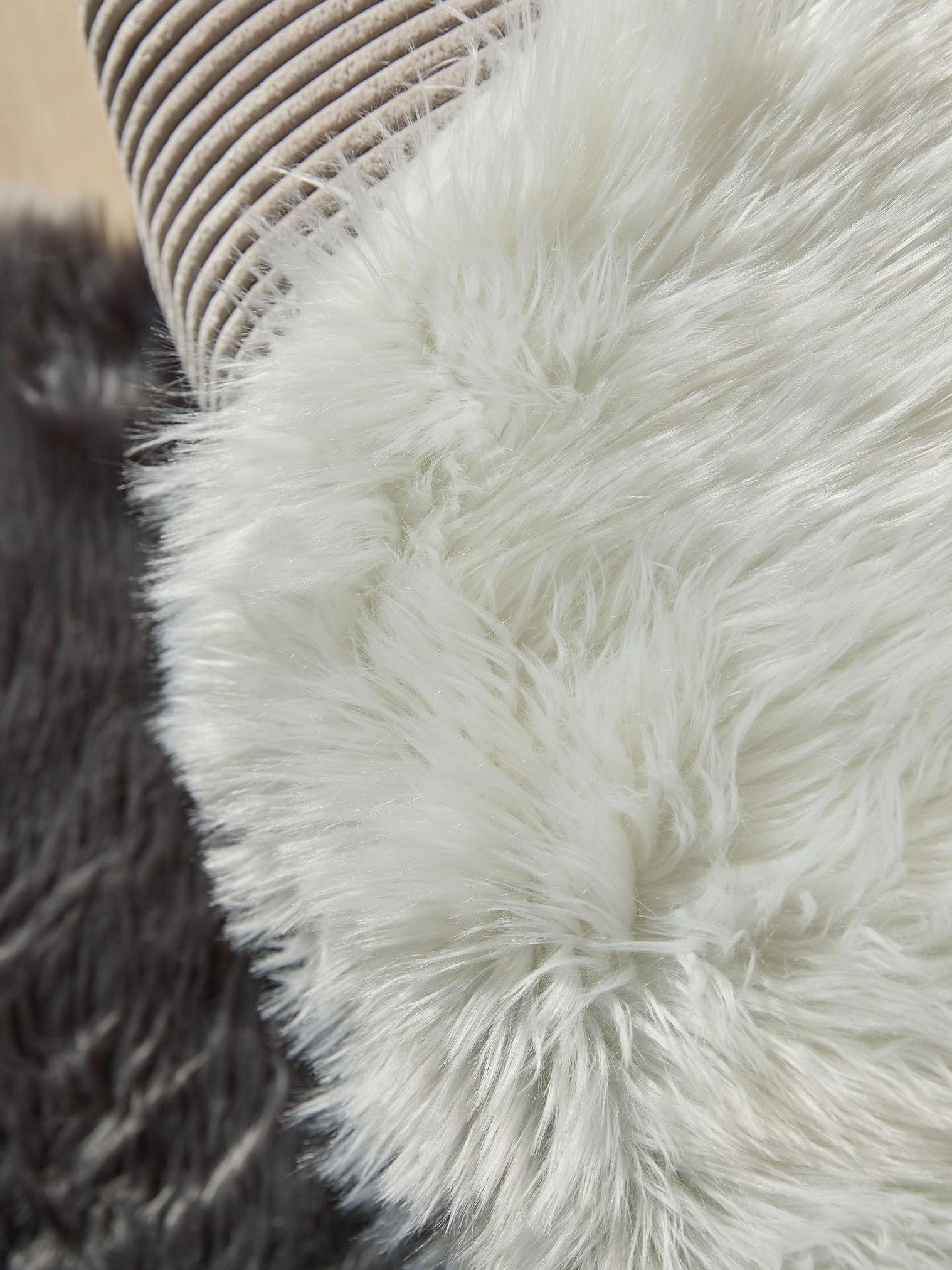 Teppich aus 70% Polyacryl, 30% Polyester in Weiß mit 51 bis 60 mm hohem Flor von benuta Pop