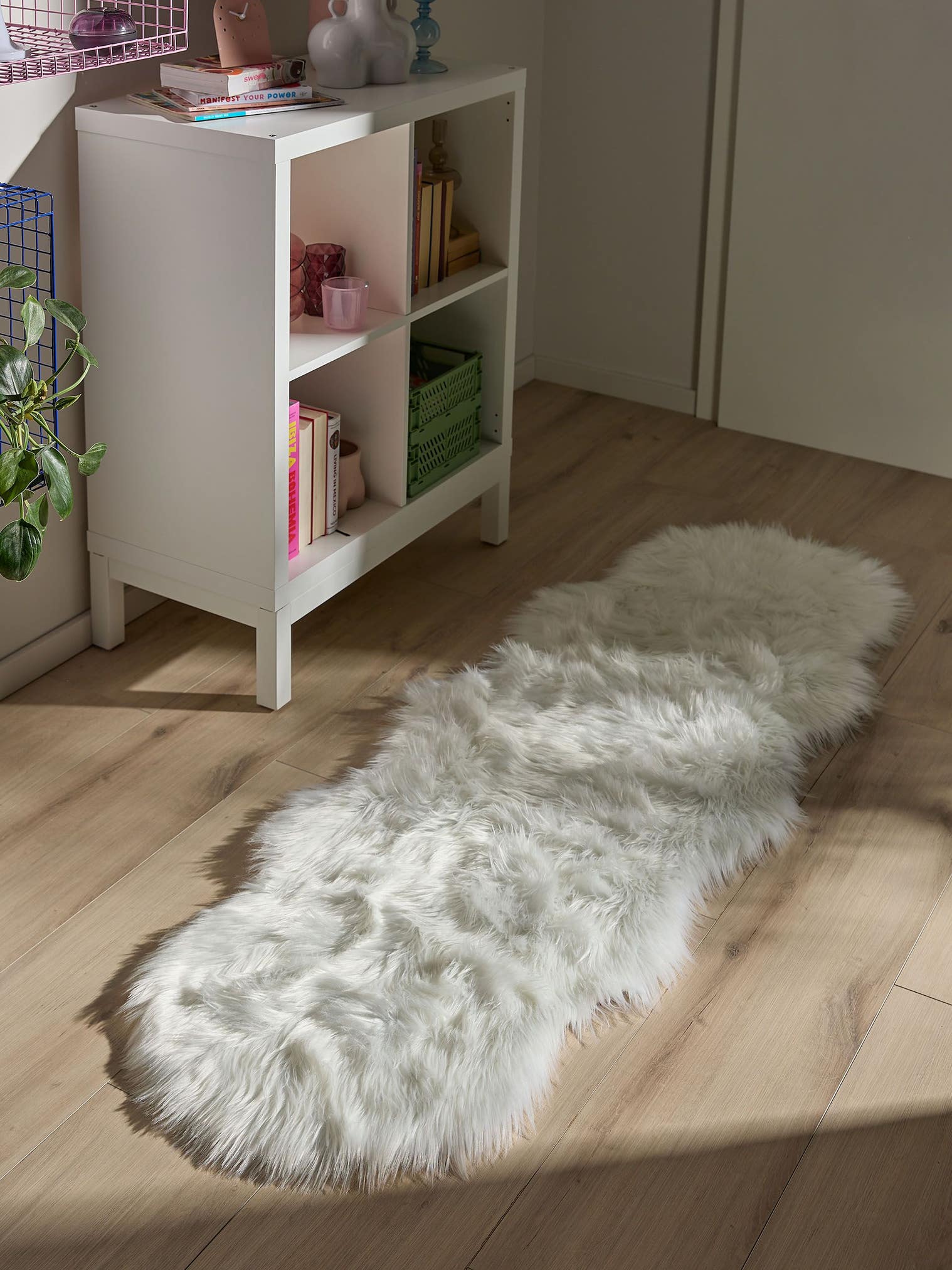 Teppich aus 70% Polyacryl, 30% Polyester in Weiß mit 51 bis 60 mm hohem Flor von benuta Pop