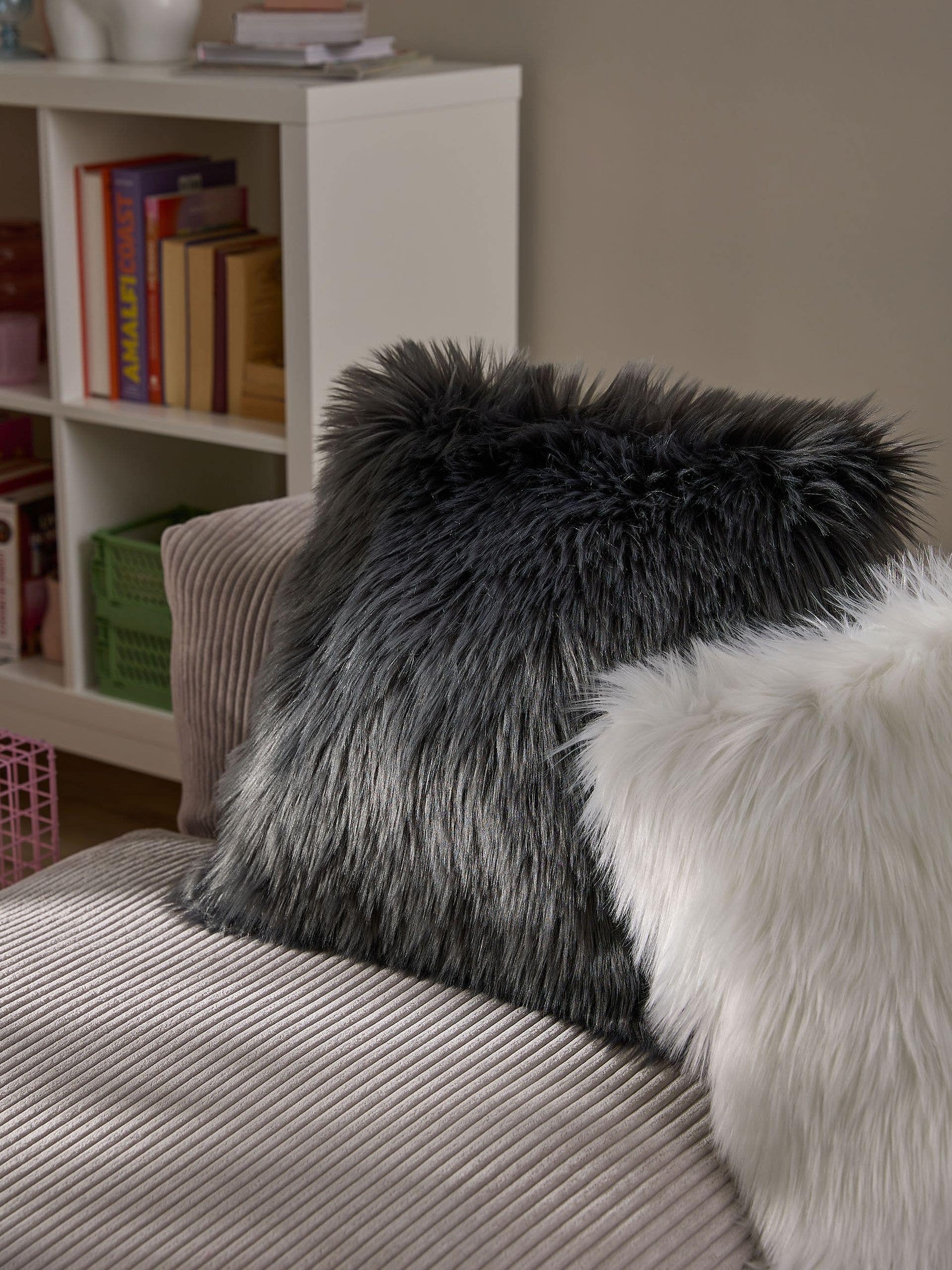 Pute Nanuk Antracitt i Uni-design laget av 70 % polyakryl, 30 % polyester fra benuta Pop
