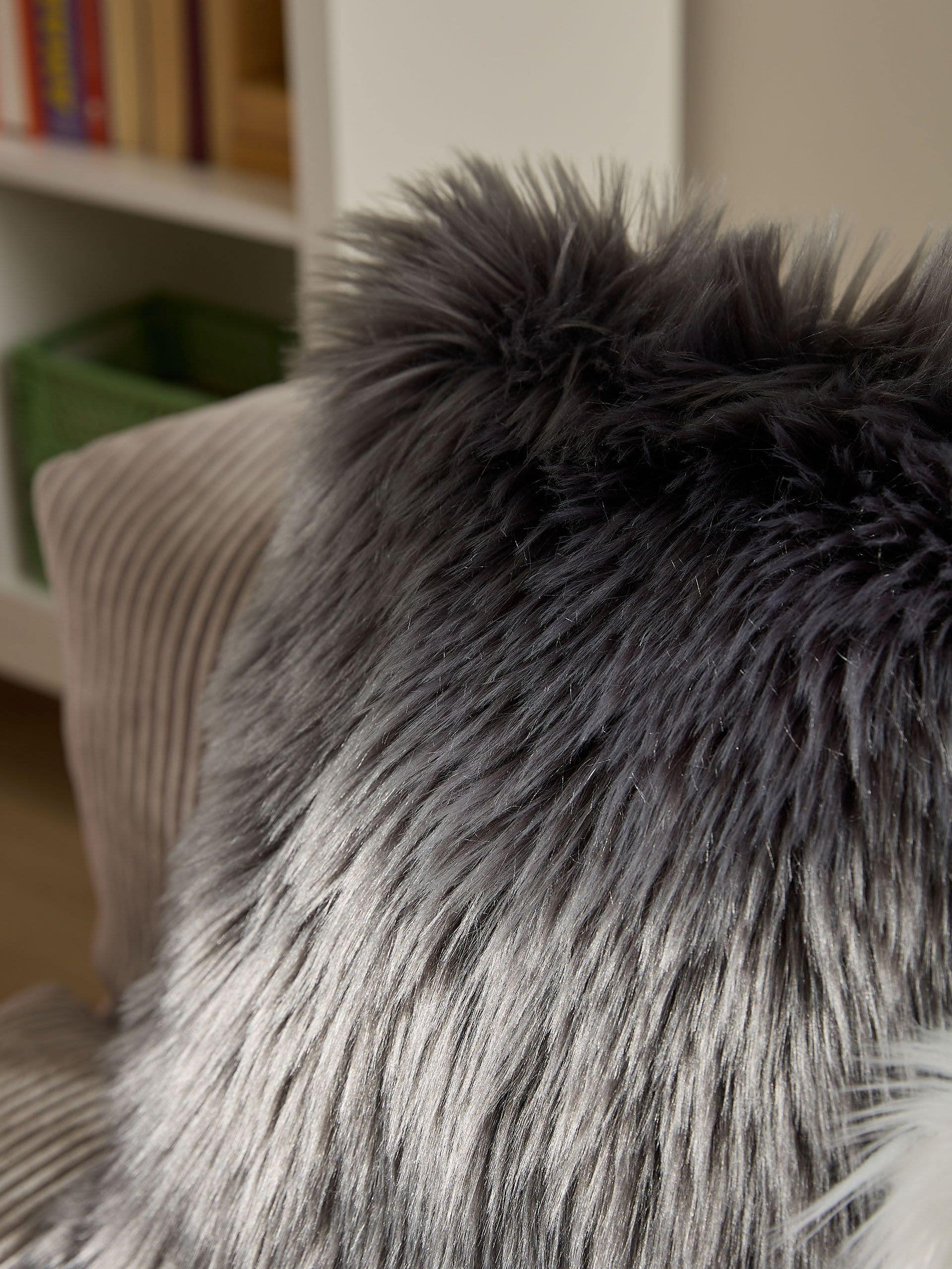 Pute Nanuk Antracitt i Uni-design laget av 70 % polyakryl, 30 % polyester fra benuta Pop