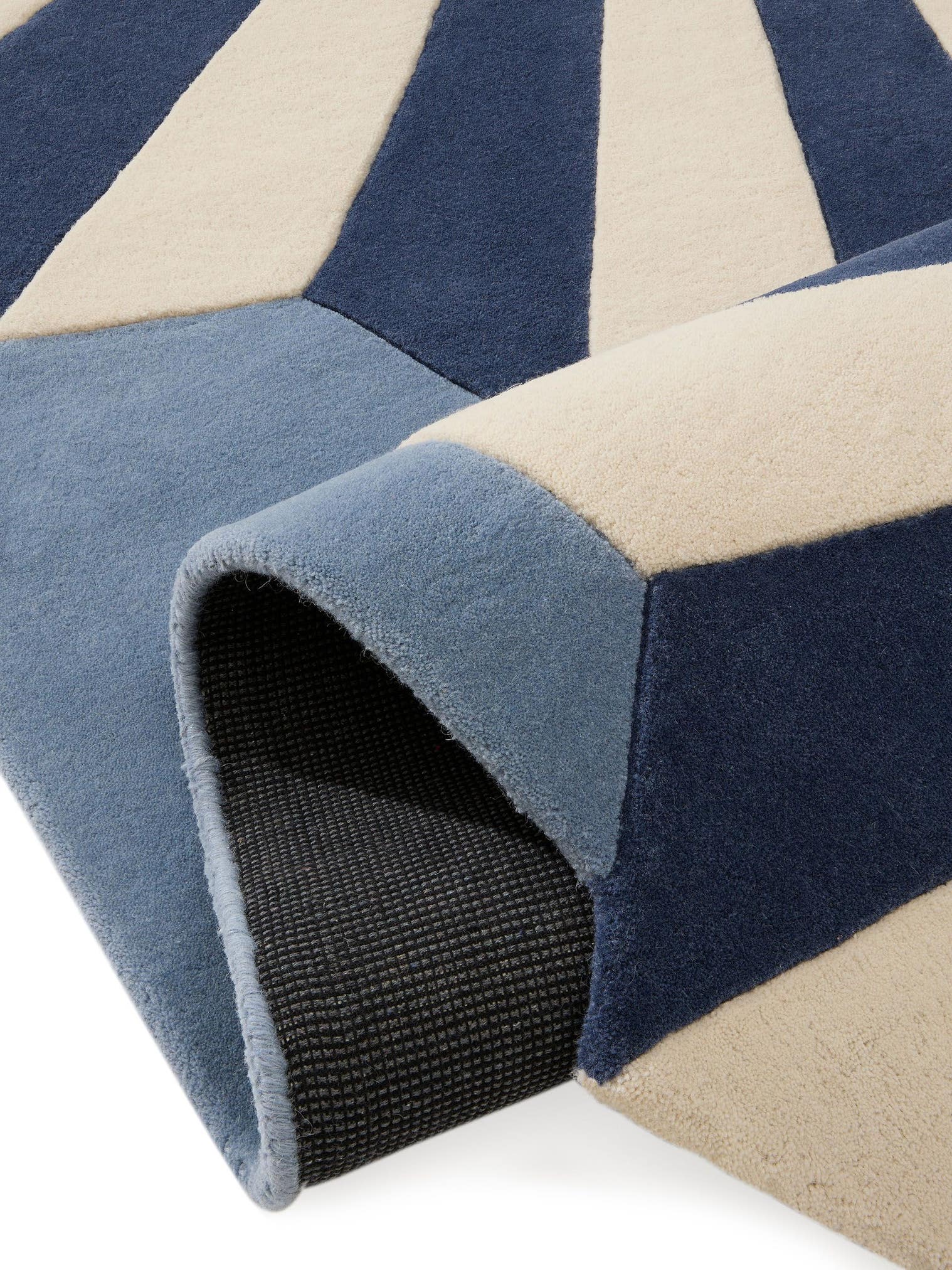 Teppich aus 100% Wolle (aus Neuseeland) in Blau mit 6 bis 10 mm hohem Flor von benuta Finest