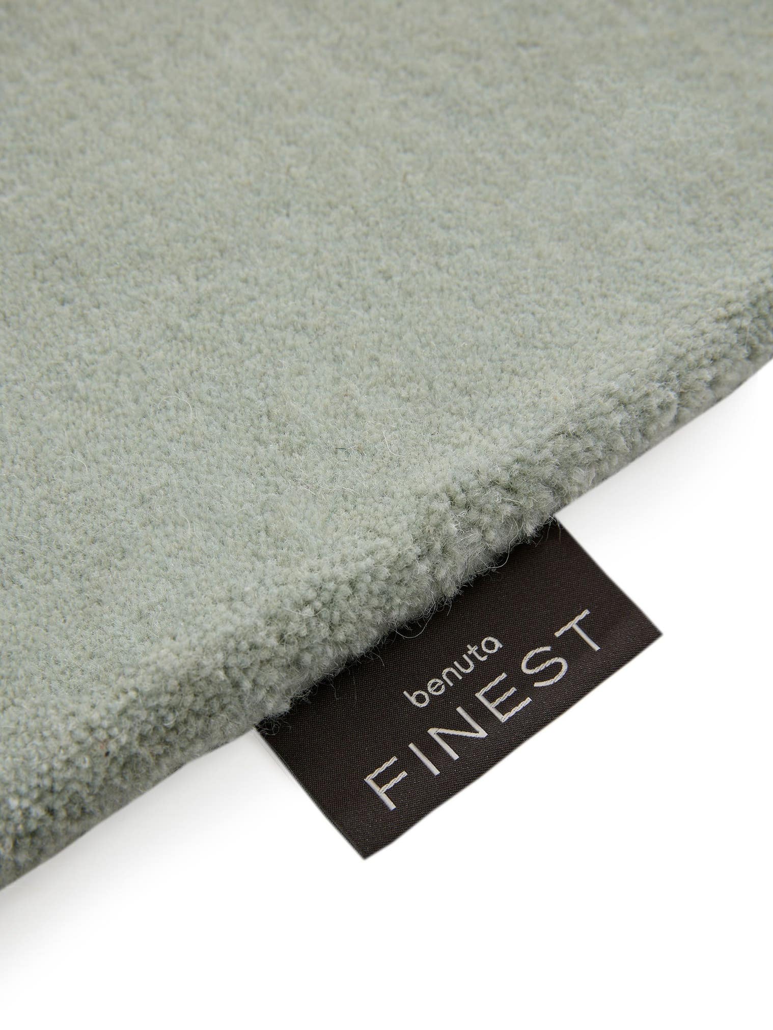 Teppich aus 100% Wolle (aus Neuseeland) in Grün mit 6 bis 10 mm hohem Flor von benuta Finest