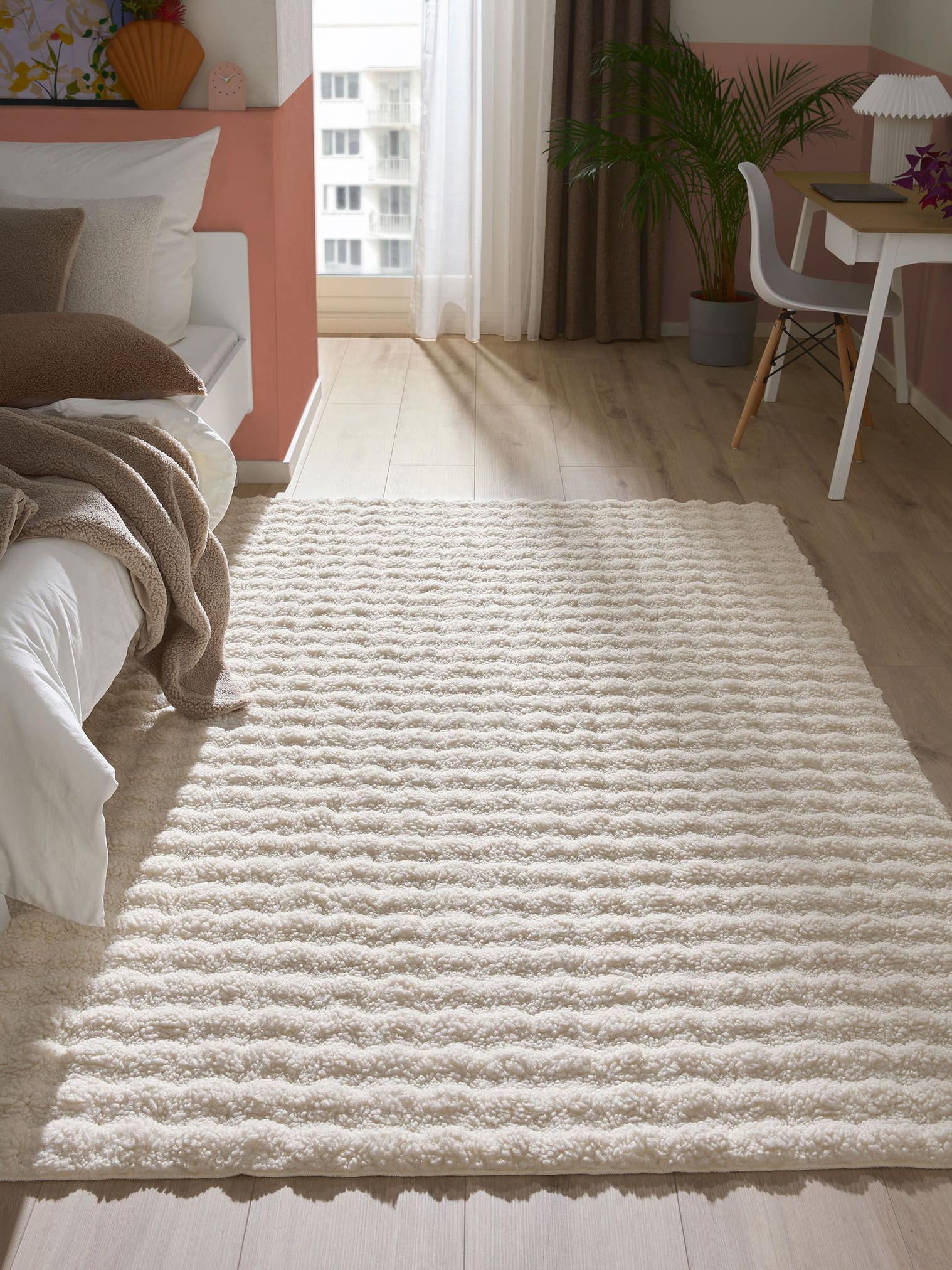 Teppich aus 100% Polyester in Weiß mit 6 bis 10 mm hohem Flor von benuta Pop