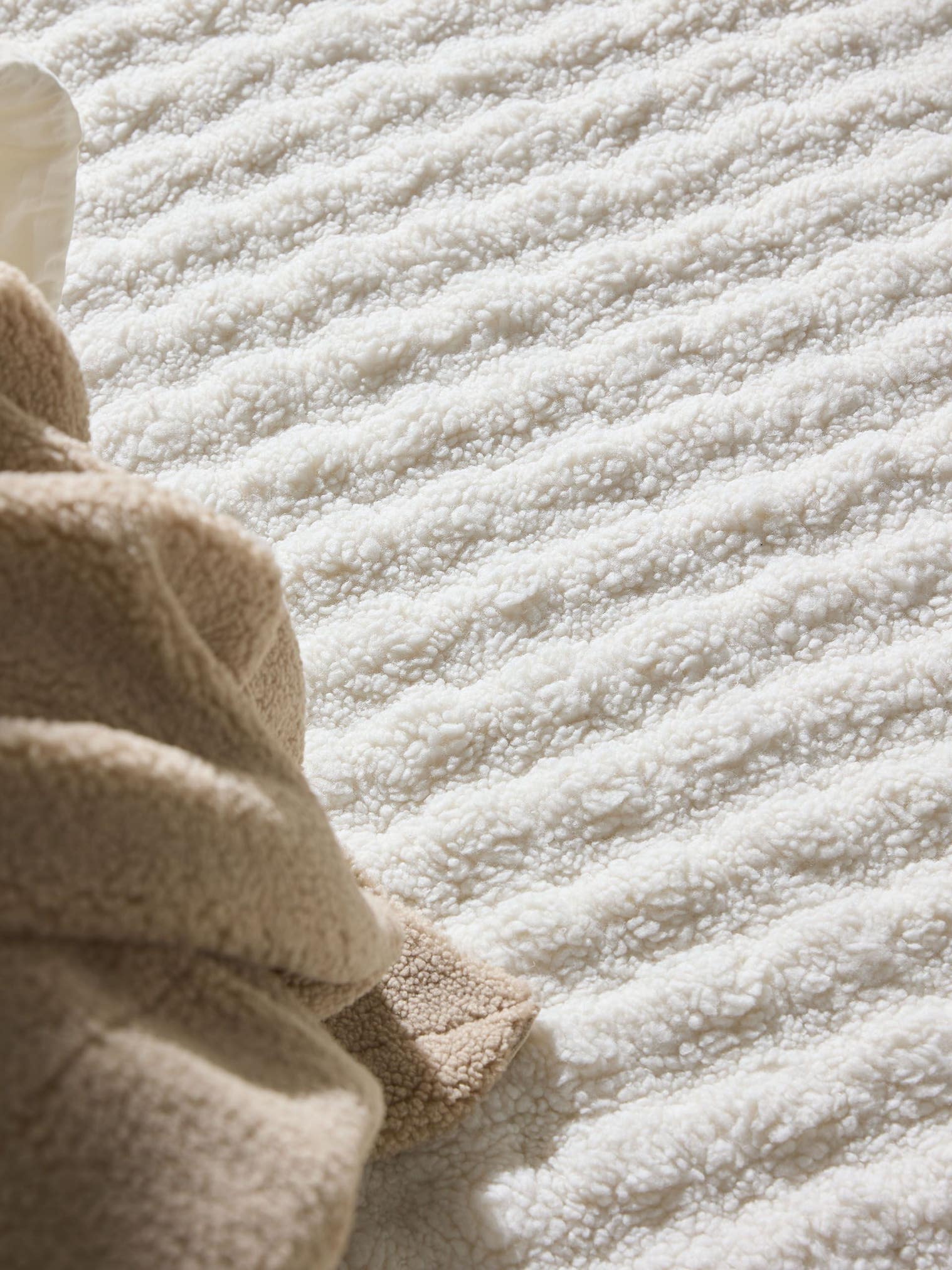 Teppich aus 100% Polyester in Weiß mit 6 bis 10 mm hohem Flor von benuta Pop