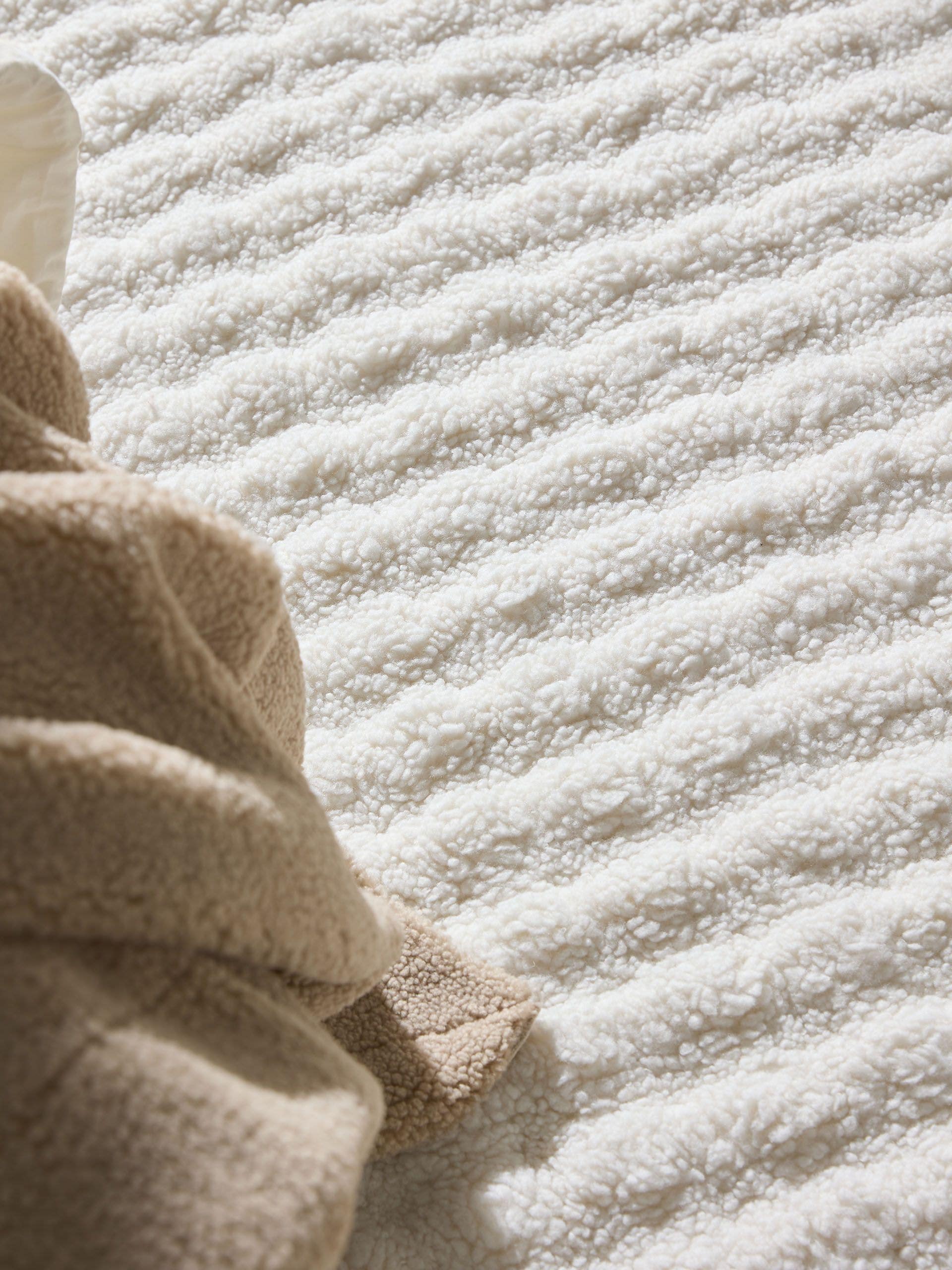 Matta av 100% Polyester i Vit med 6 - 10 mm hög lugg från benuta Pop