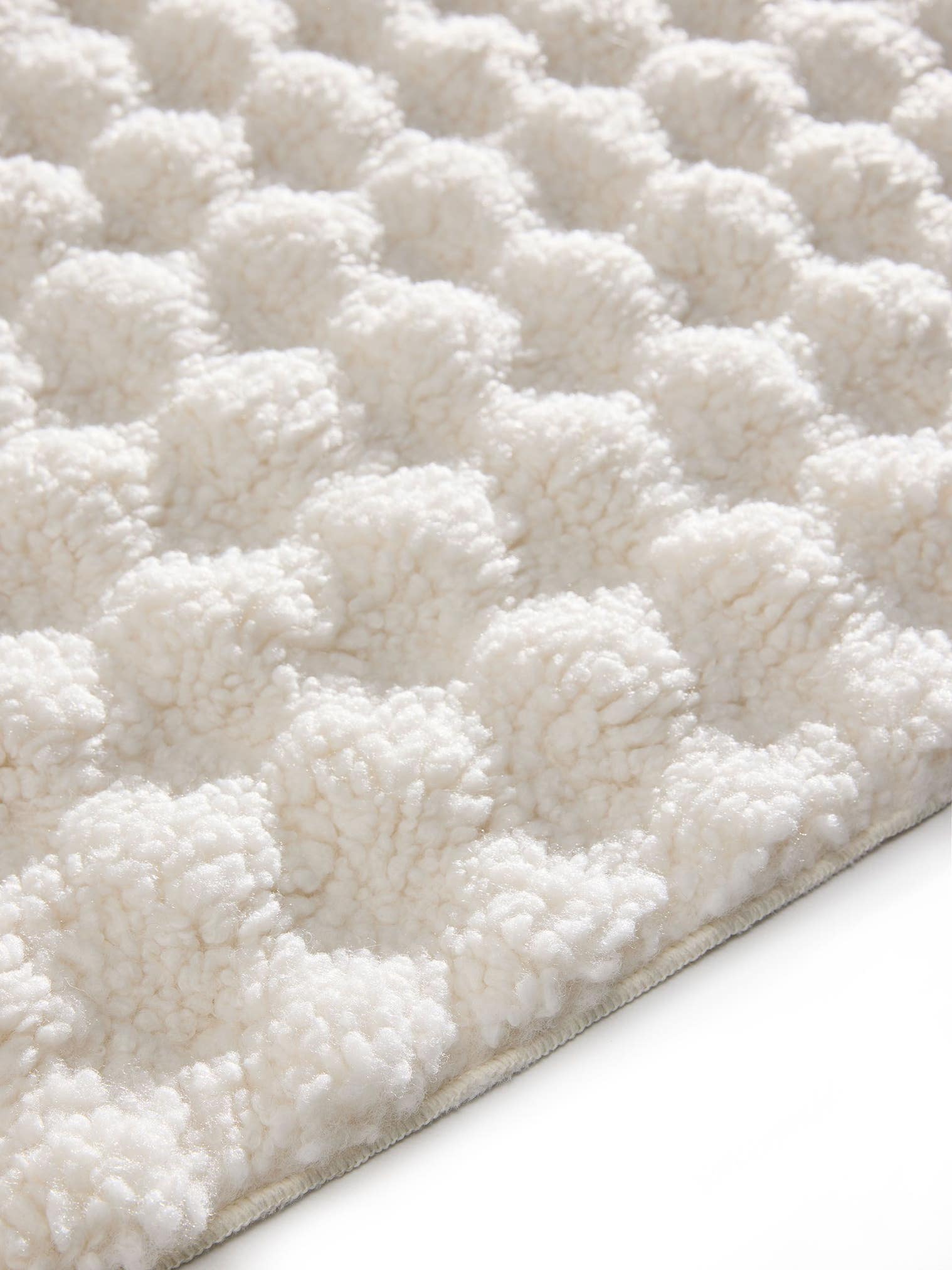 Tapete de 100% poliéster em Branco com pelo de 6 a 10 mm de altura da benuta Pop