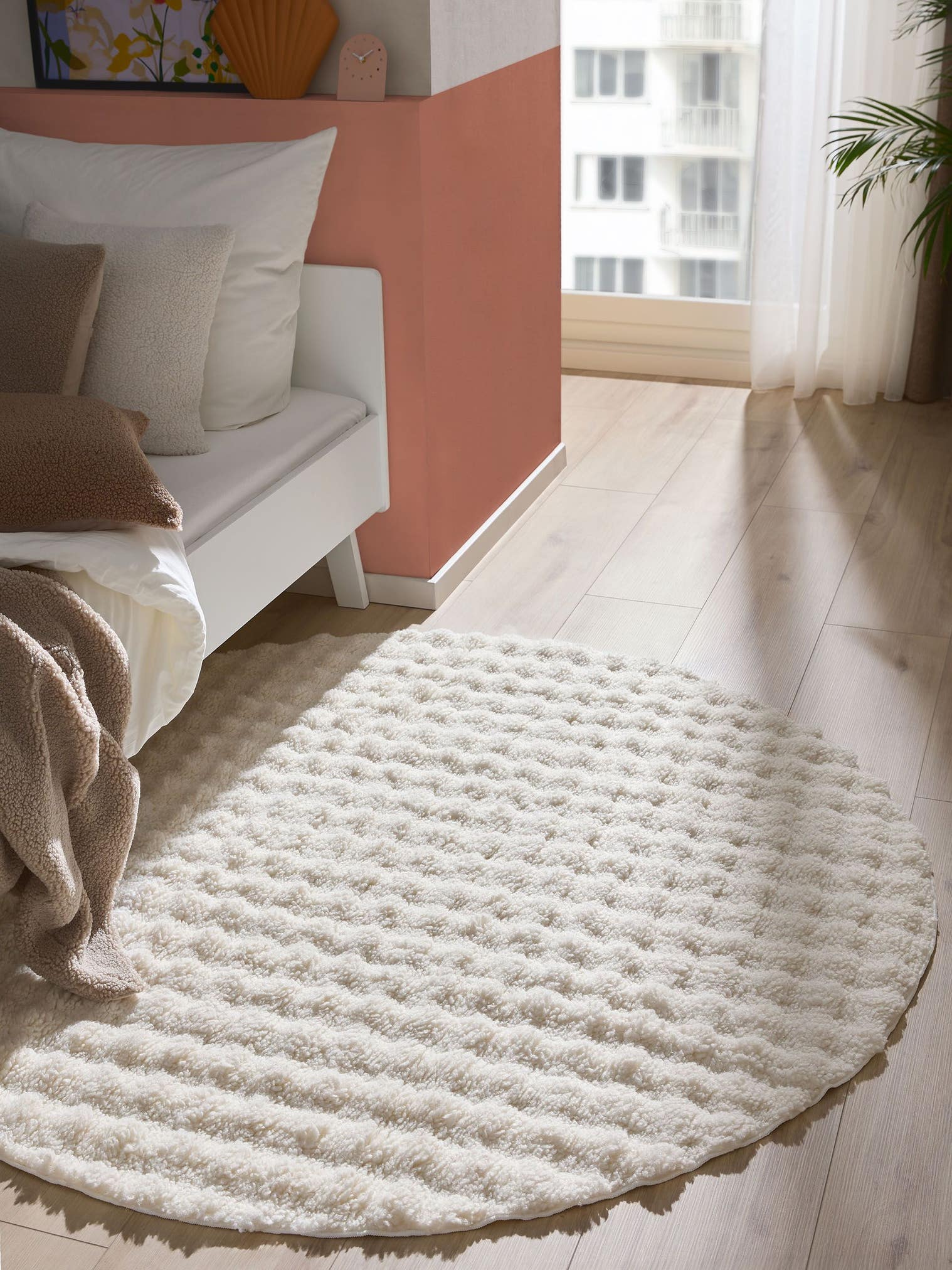 Tapis en 100% Polyester en Blanc avec une pile de 6 - 10 mm de hauteur de benuta Pop