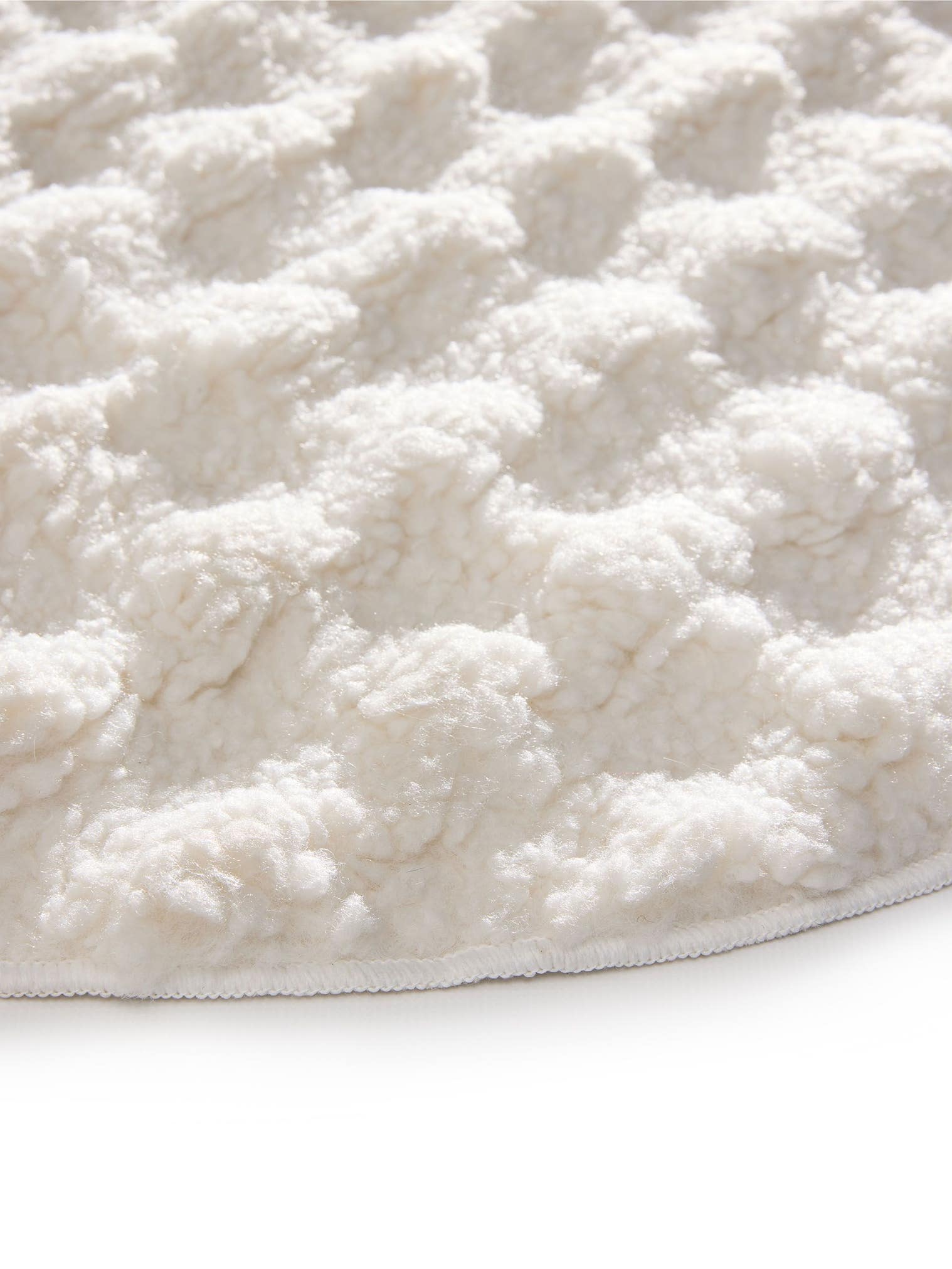 Tapis en 100% Polyester en Blanc avec une pile de 6 - 10 mm de hauteur de benuta Pop