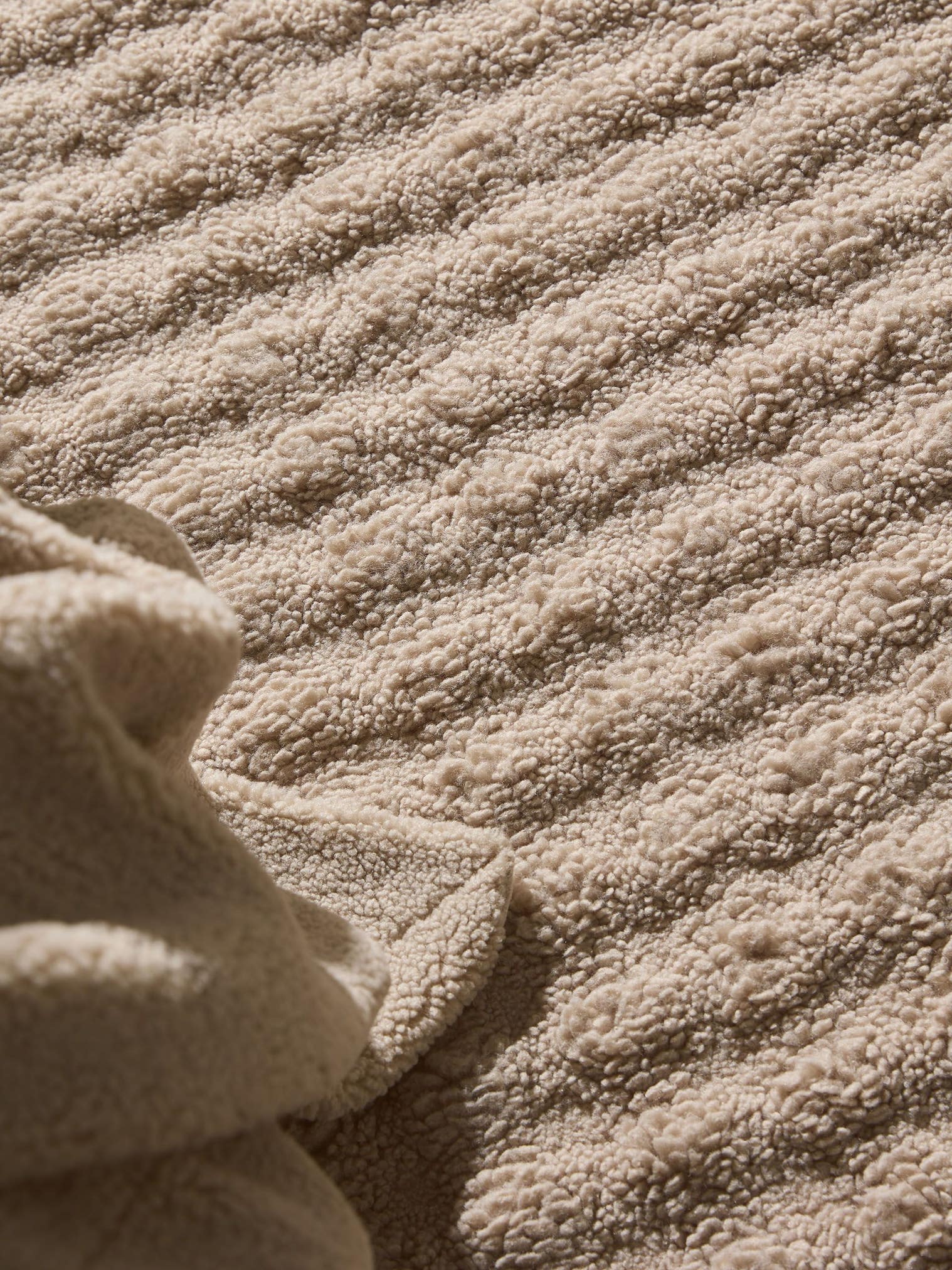 Teppich aus 100% Polyester in Grau mit 6 bis 10 mm hohem Flor von benuta Pop