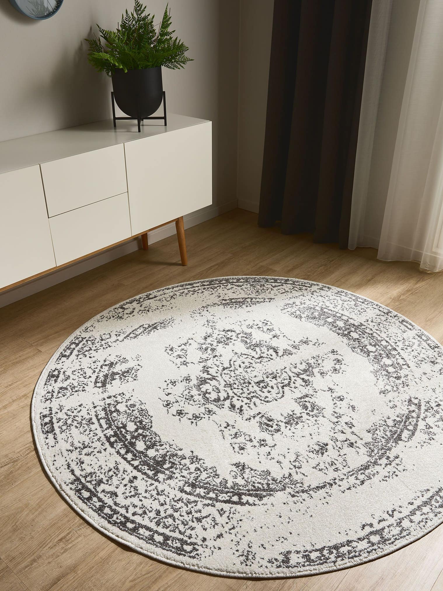 Teppich aus 100% Polypropylen in Beige mit 6 bis 10 mm hohem Flor von benuta Basic