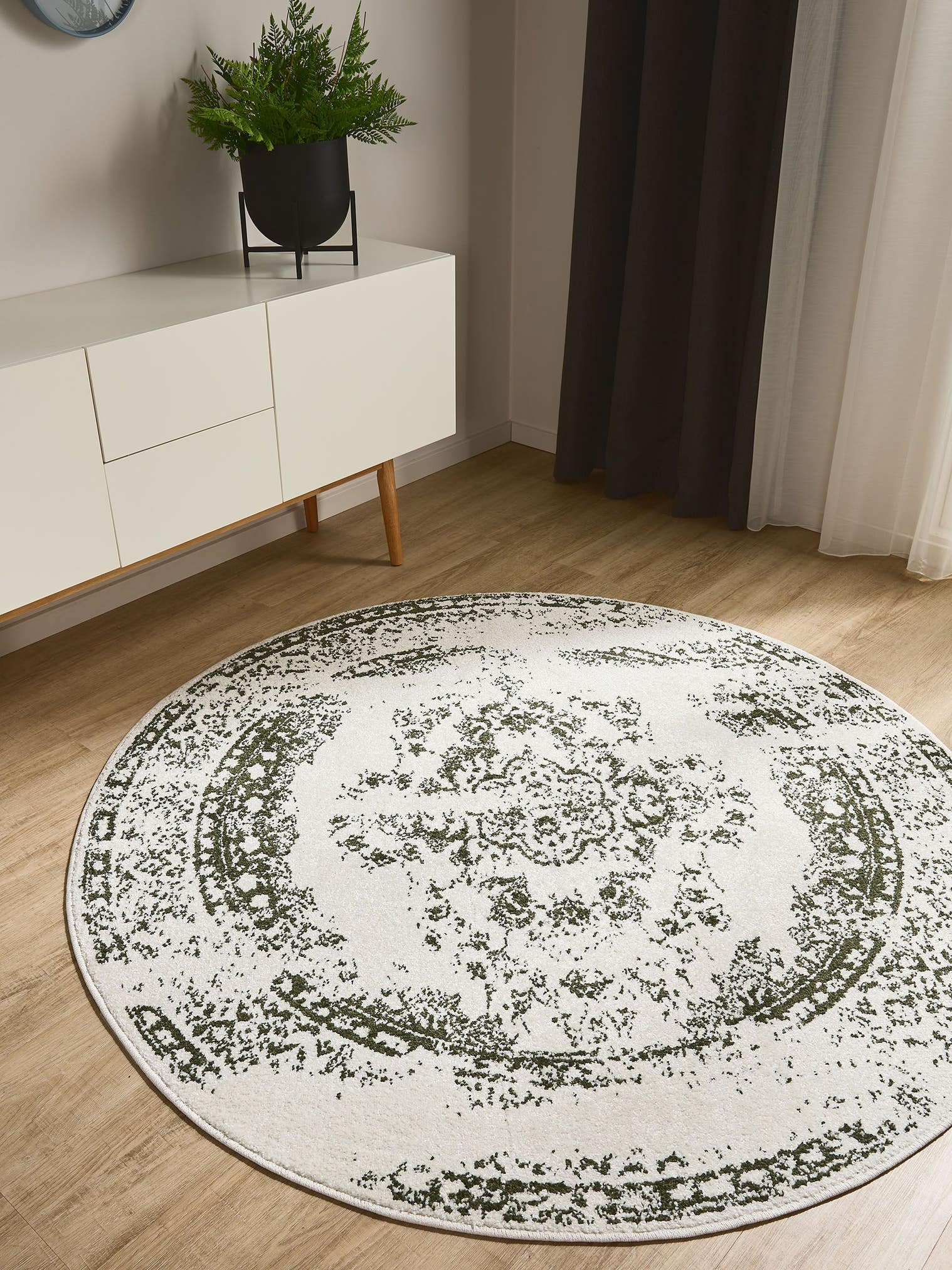 Teppich aus 100% Polypropylen in Beige mit 6 bis 10 mm hohem Flor von benuta Basic