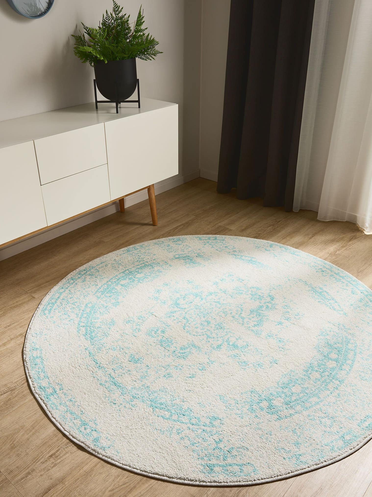 Teppich aus 100% Polypropylen in Beige mit 6 bis 10 mm hohem Flor von benuta Basic