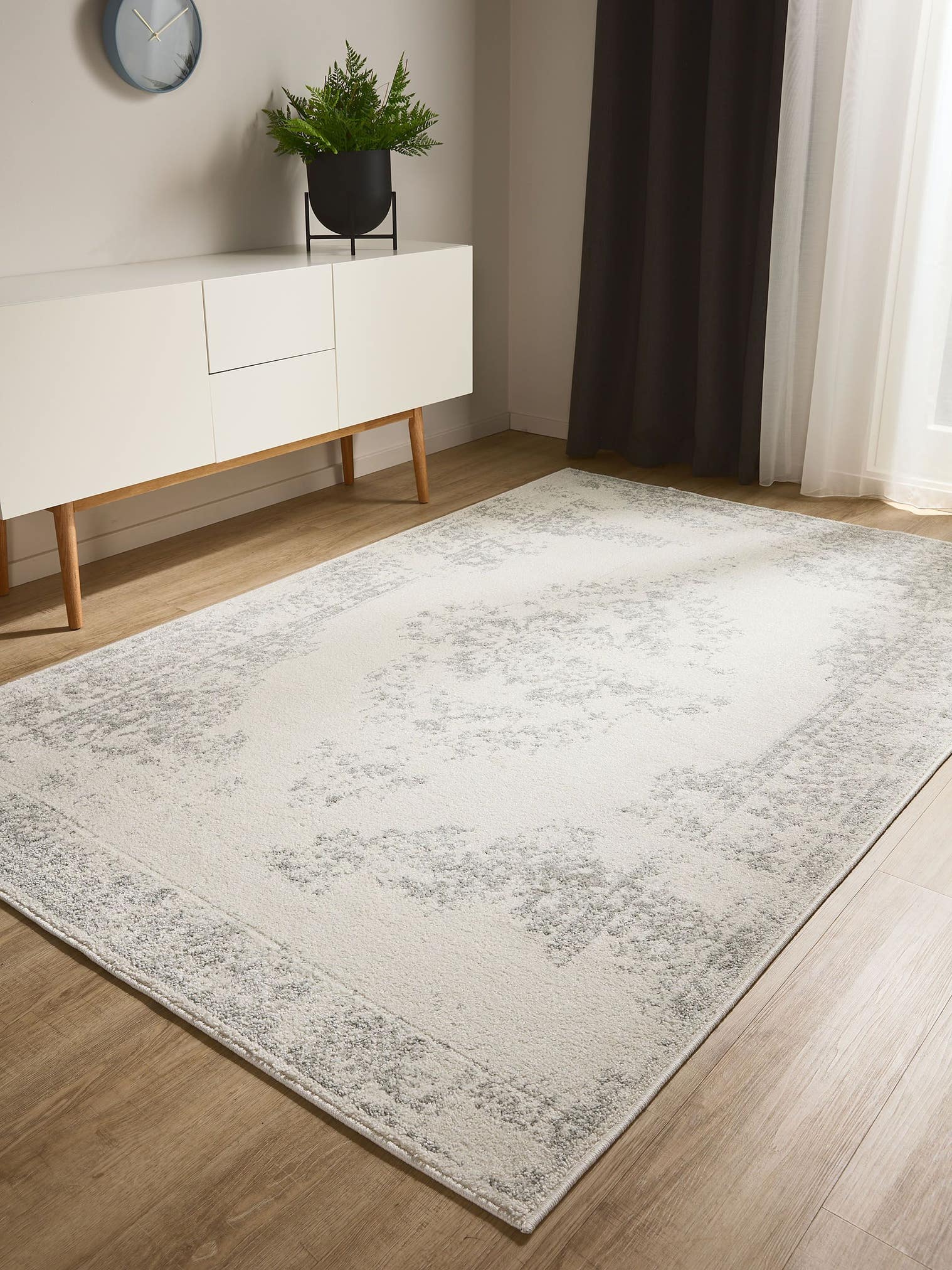 Teppich aus 100% Polypropylen in Beige mit 6 bis 10 mm hohem Flor von benuta Basic