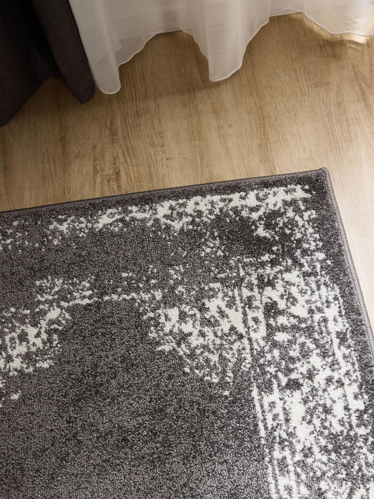Dywan z 100% Polipropylen w kolorze szary z włosiem 6 - 10 mm wysokim od benuta Basic