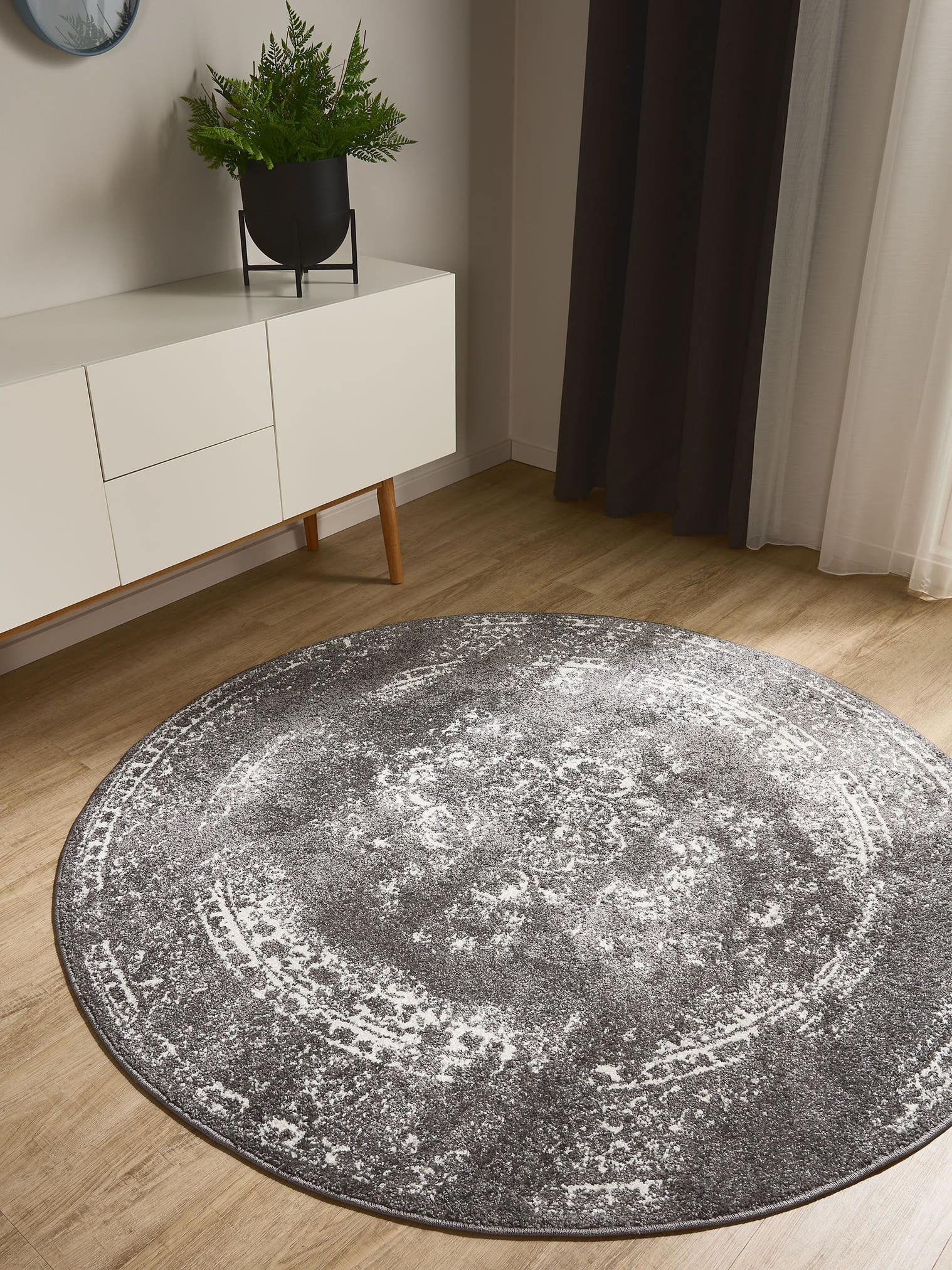 Teppich aus 100% Polypropylen in Grau mit 6 bis 10 mm hohem Flor von benuta Basic