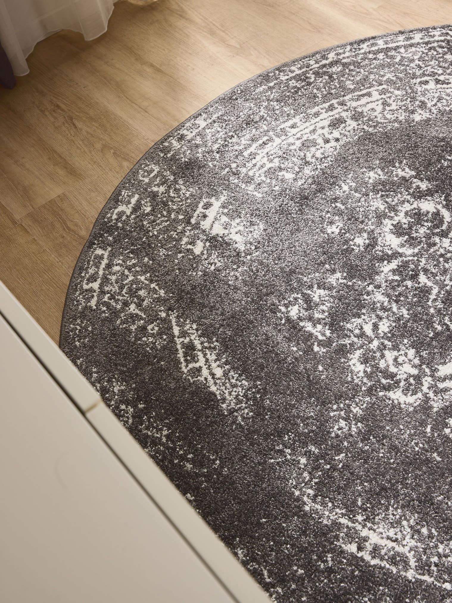 Teppich aus 100% Polypropylen in Grau mit 6 bis 10 mm hohem Flor von benuta Basic