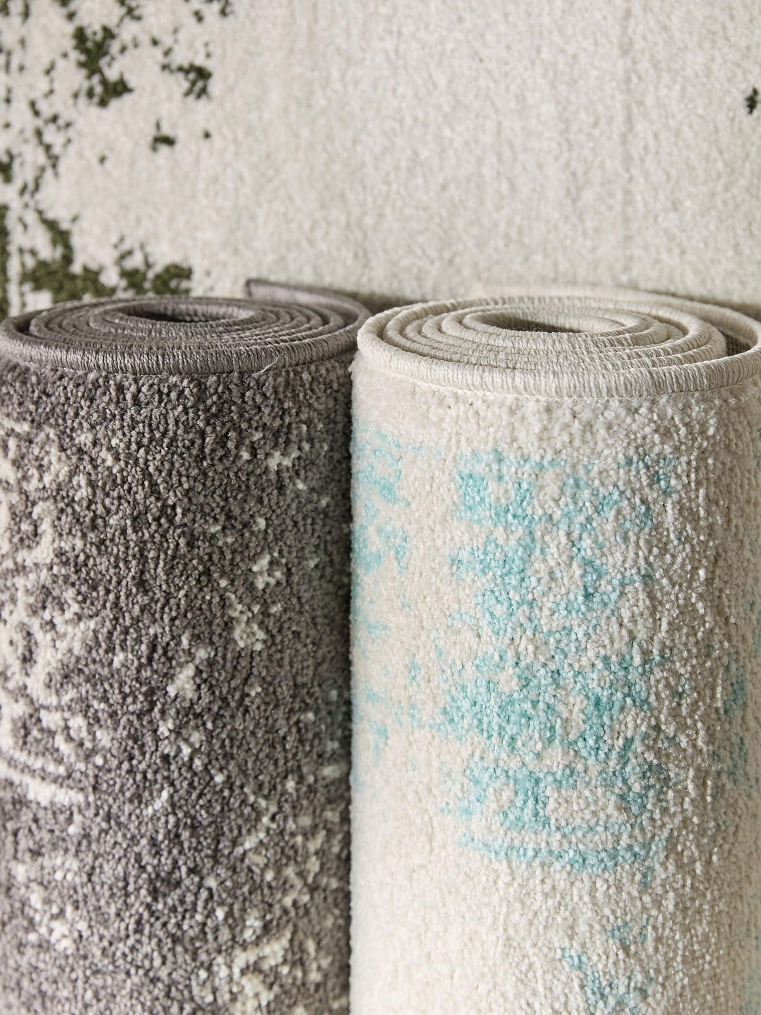 Teppich aus 100% Polypropylen in Grau mit 6 bis 10 mm hohem Flor von benuta Basic