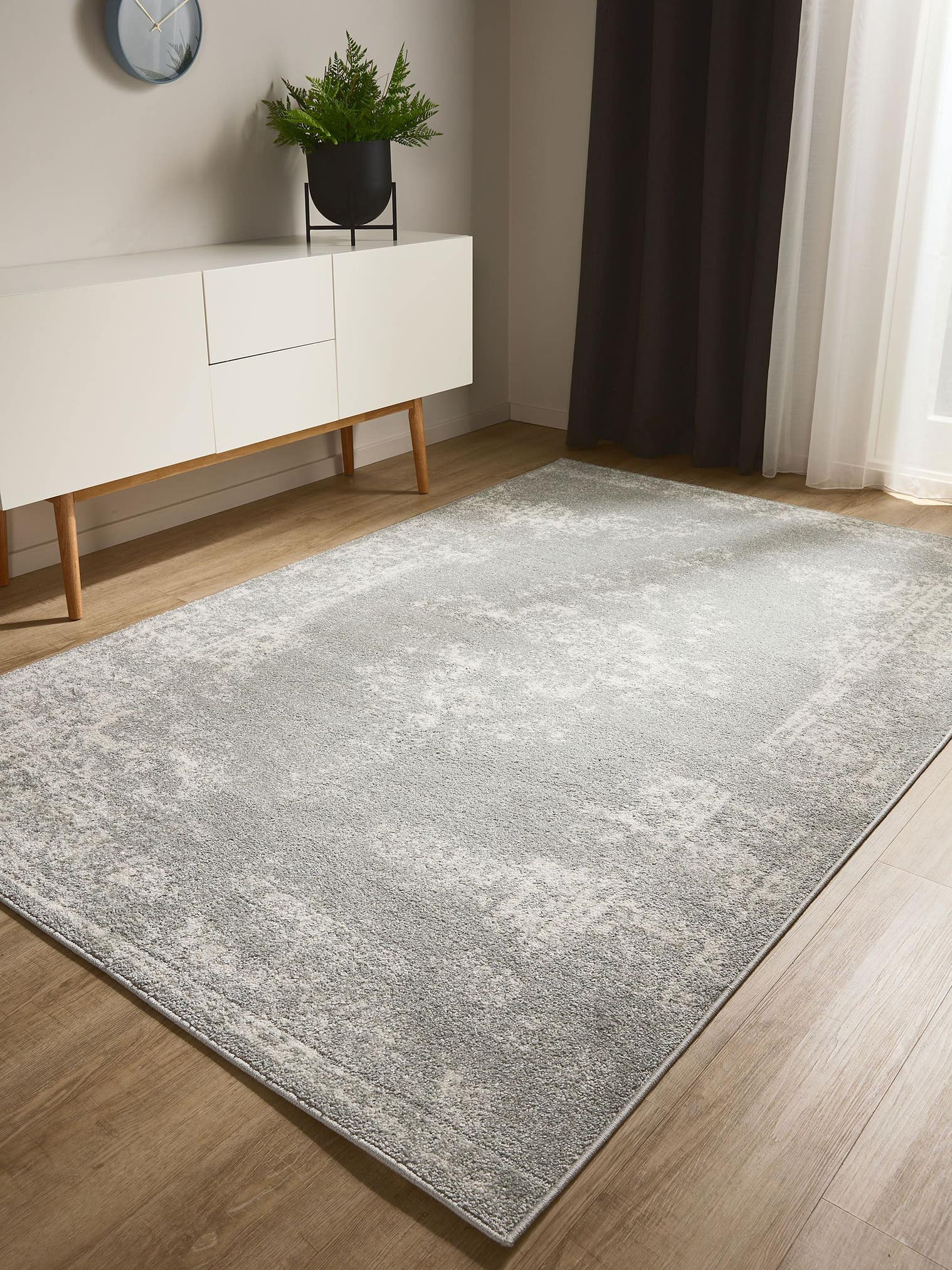 Teppich aus 100% Polypropylen in Taupe mit 6 bis 10 mm hohem Flor von benuta Basic
