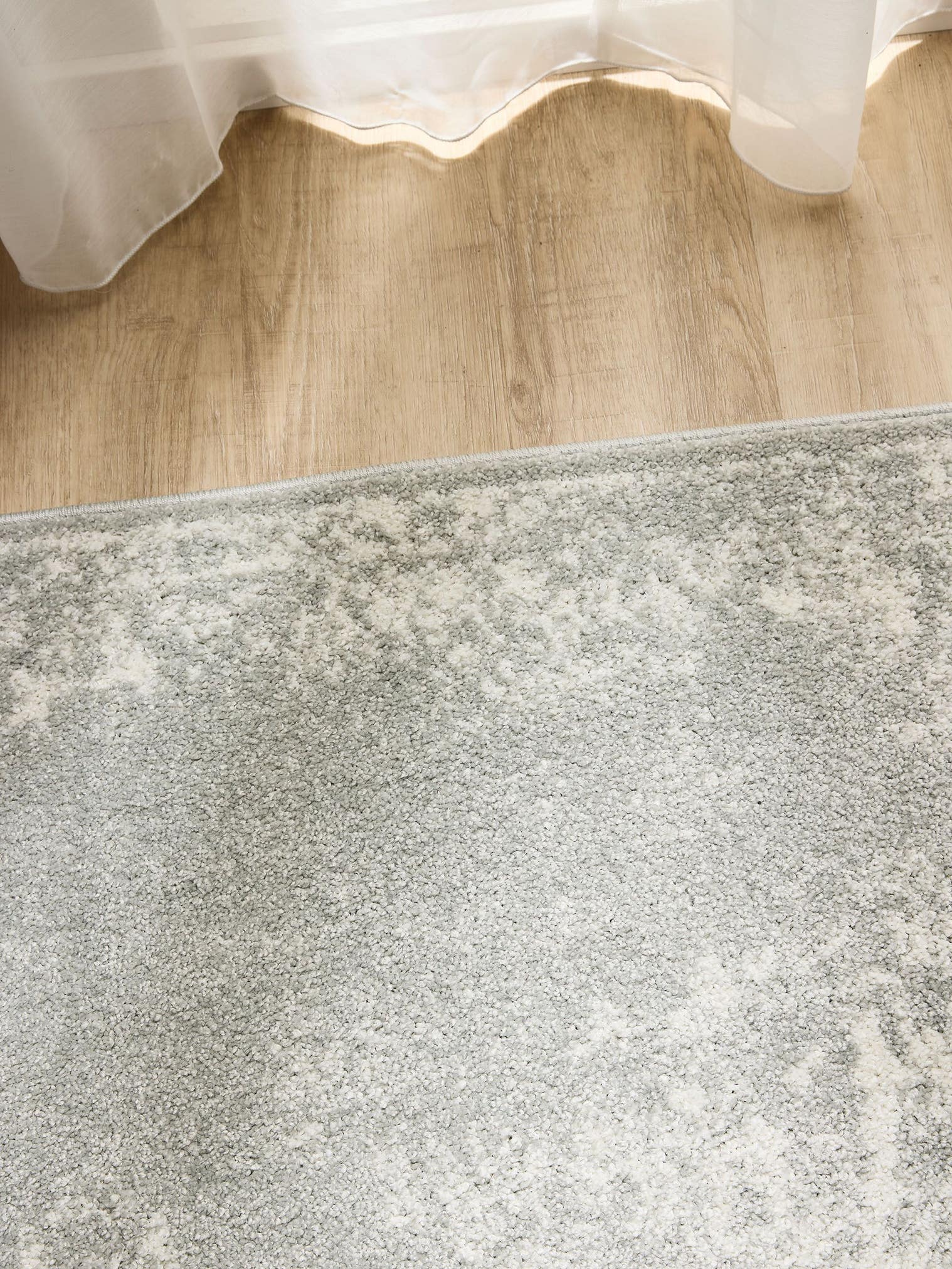 Teppich aus 100% Polypropylen in Taupe mit 6 bis 10 mm hohem Flor von benuta Basic