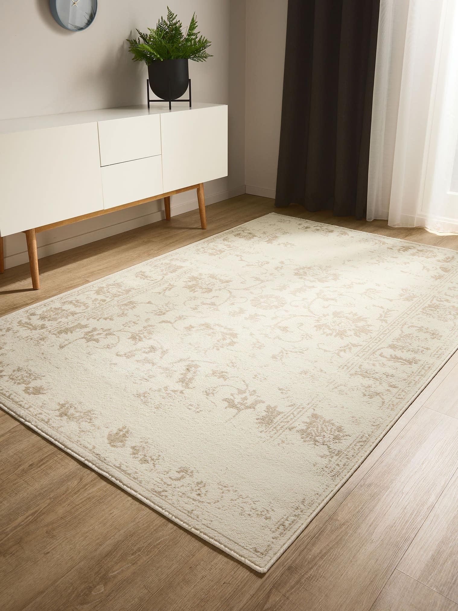 Teppich aus 100% Polypropylen in Beige mit 6 bis 10 mm hohem Flor von benuta Basic