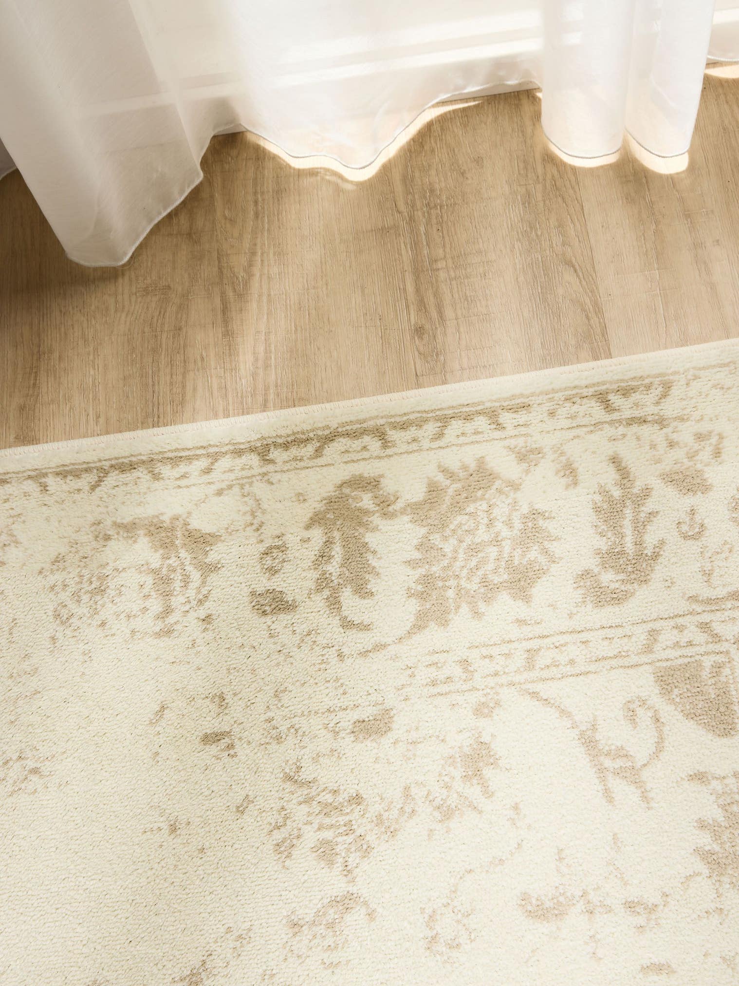 Teppich aus 100% Polypropylen in Beige mit 6 bis 10 mm hohem Flor von benuta Basic
