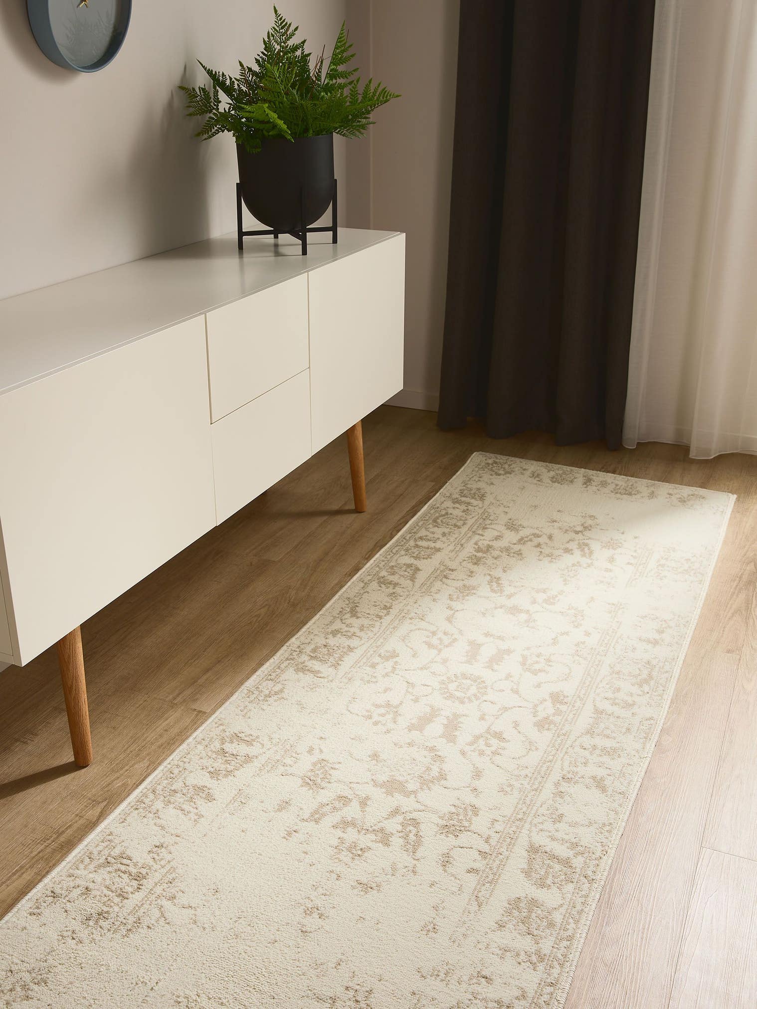 Teppich aus 100% Polypropylen in Beige mit 6 bis 10 mm hohem Flor von benuta Basic
