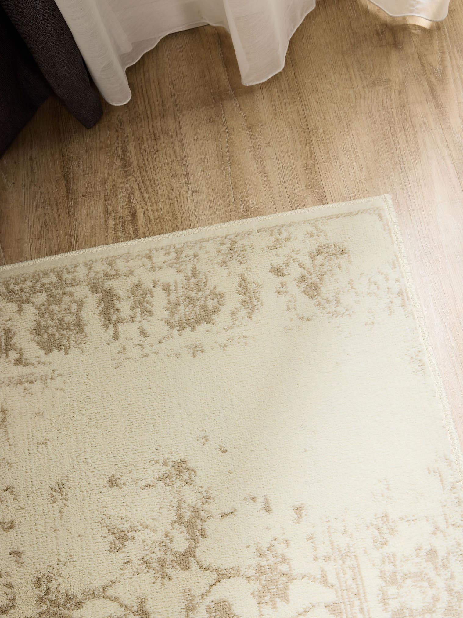 Teppich aus 100% Polypropylen in Beige mit 6 bis 10 mm hohem Flor von benuta Basic