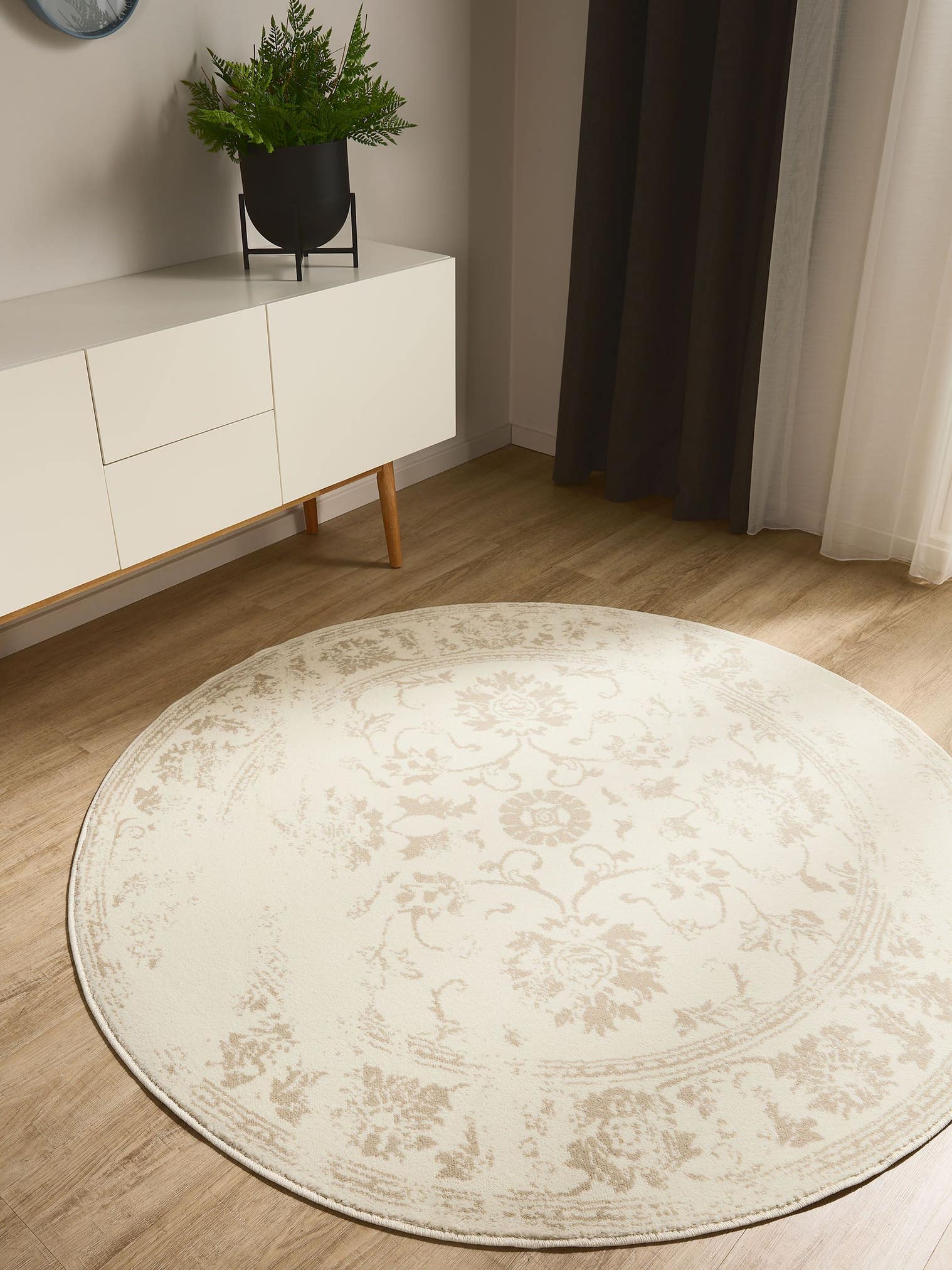 Teppich aus 100% Polypropylen in Beige mit 6 bis 10 mm hohem Flor von benuta Basic