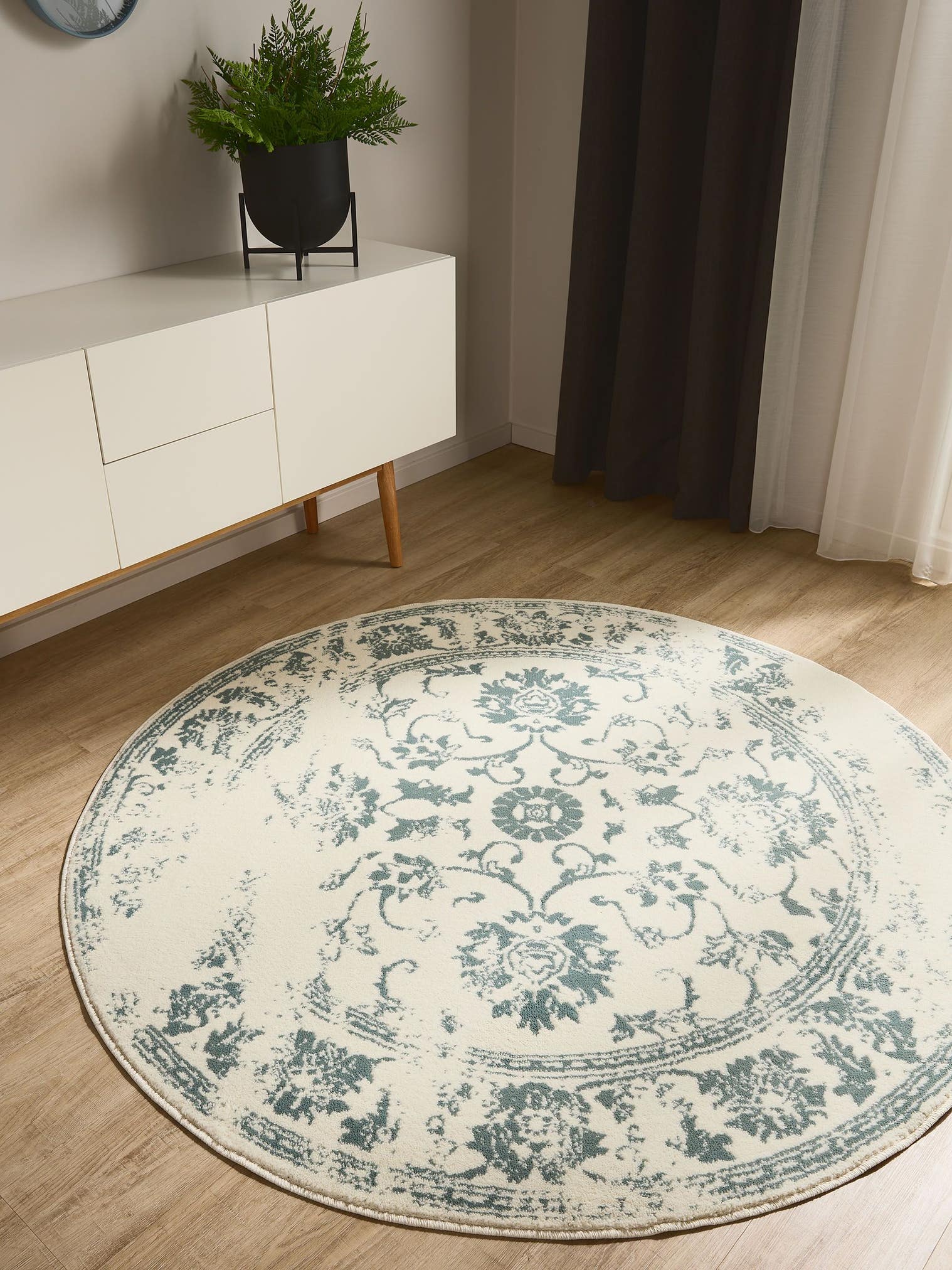 Teppich aus 100% Polypropylen in Beige mit 6 bis 10 mm hohem Flor von benuta Basic
