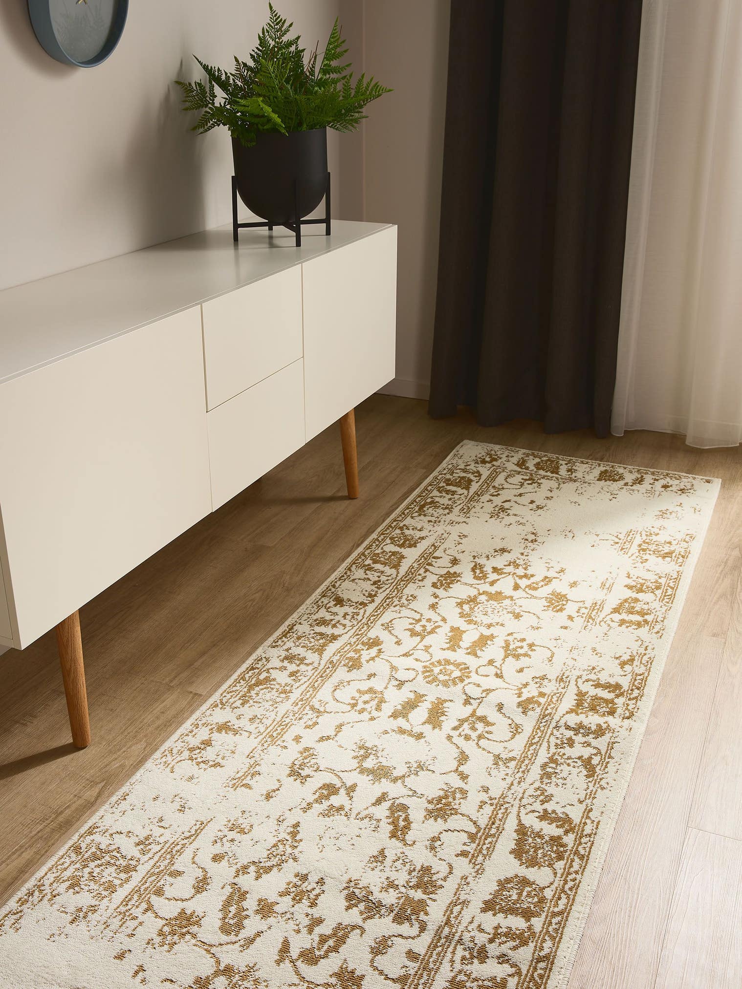 Teppich aus 100% Polypropylen in Beige mit 6 bis 10 mm hohem Flor von benuta Basic