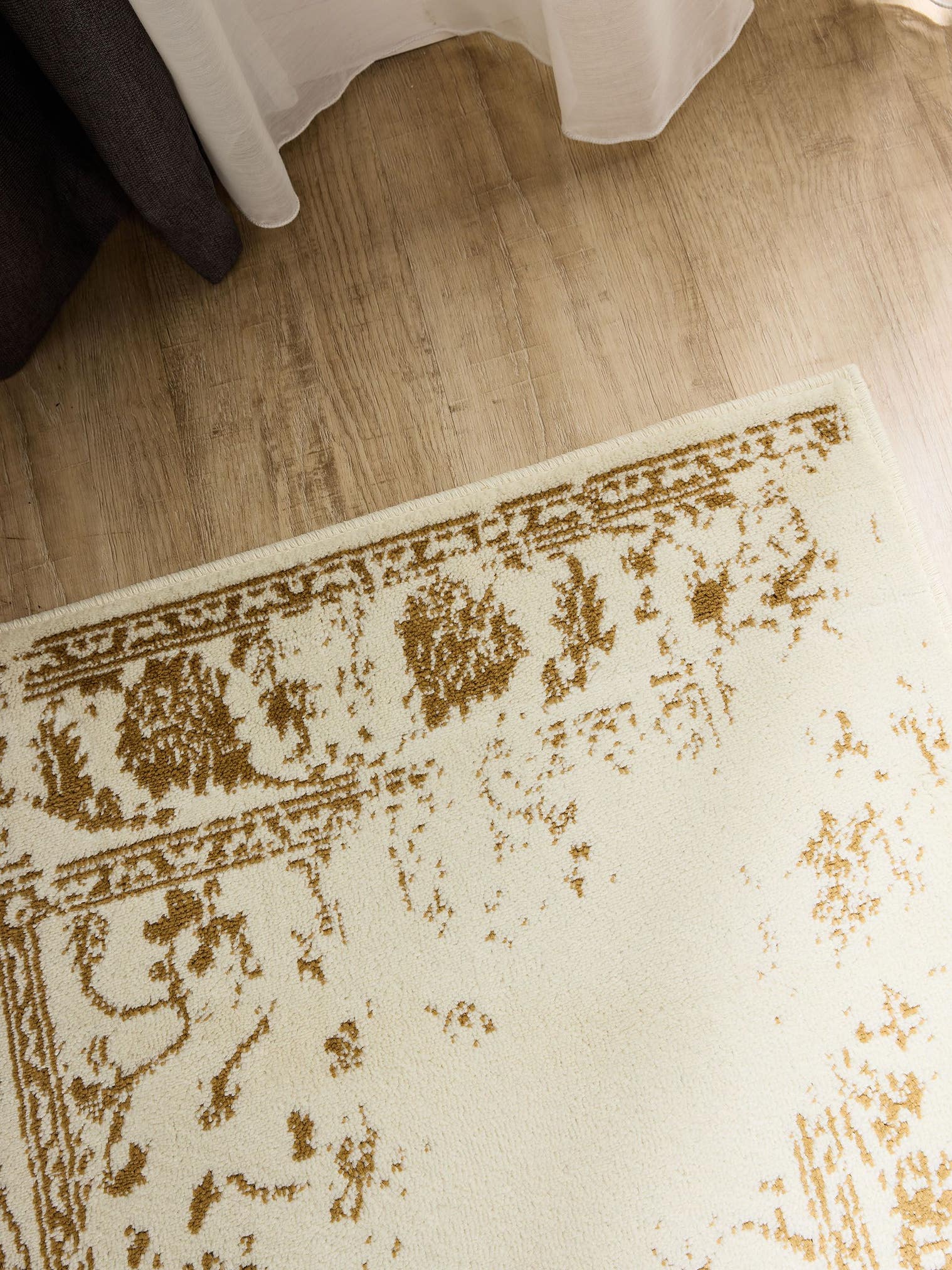 Teppich aus 100% Polypropylen in Beige mit 6 bis 10 mm hohem Flor von benuta Basic