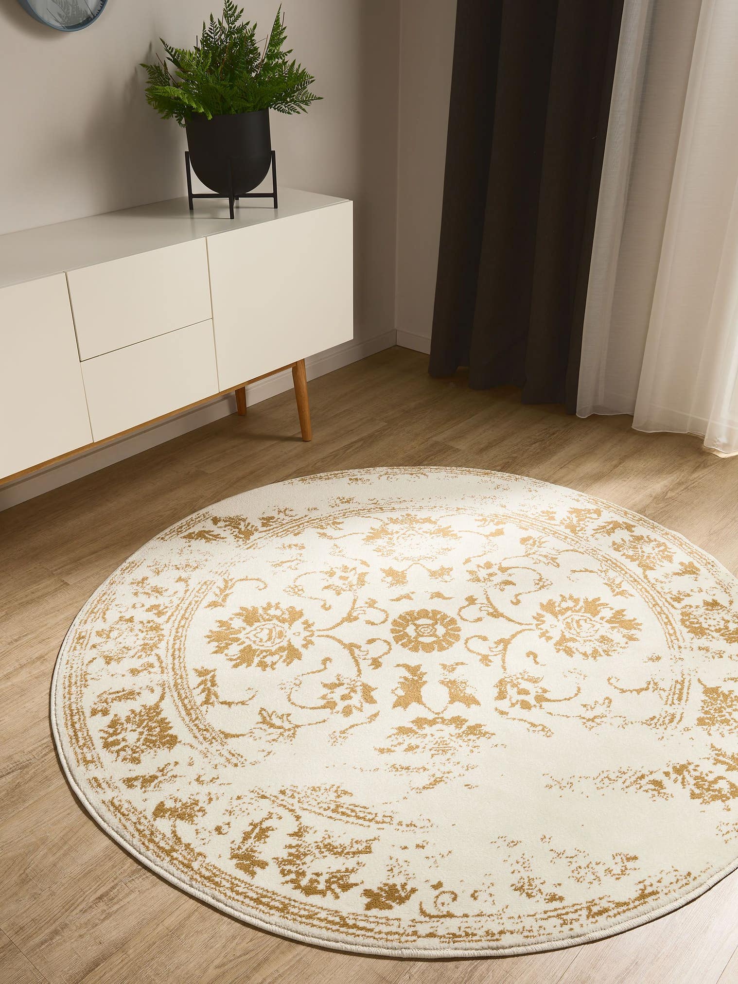 Teppich aus 100% Polypropylen in Beige mit 6 bis 10 mm hohem Flor von benuta Basic