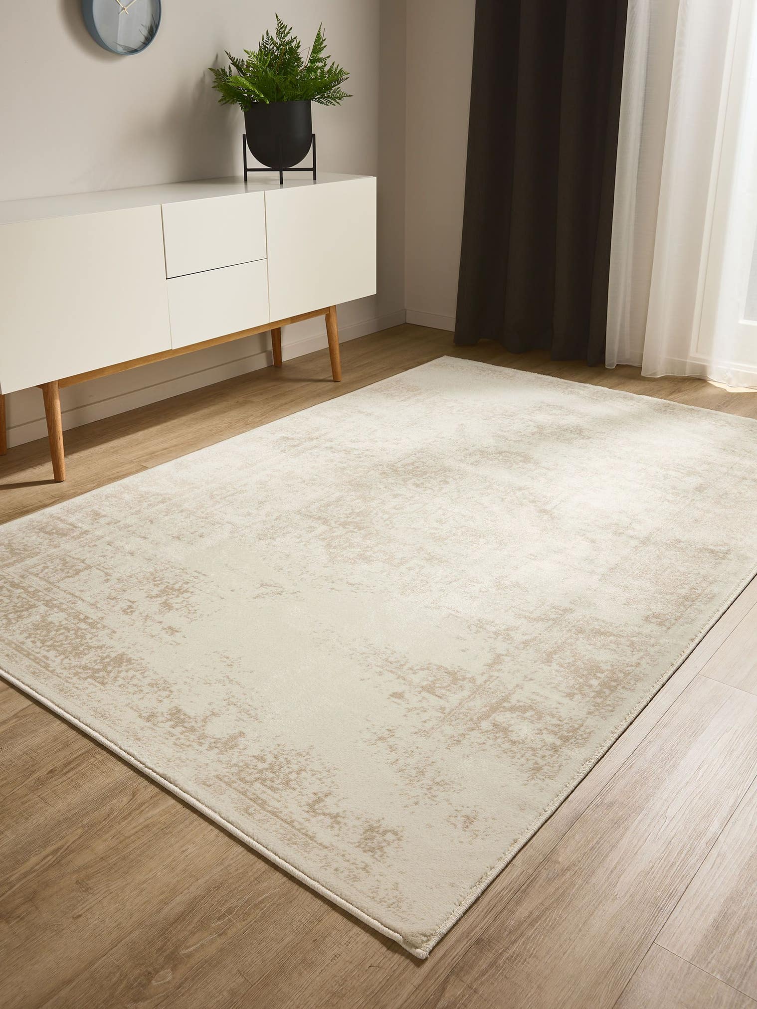 Teppich aus 100% Polypropylen in Beige mit 6 bis 10 mm hohem Flor von benuta Basic