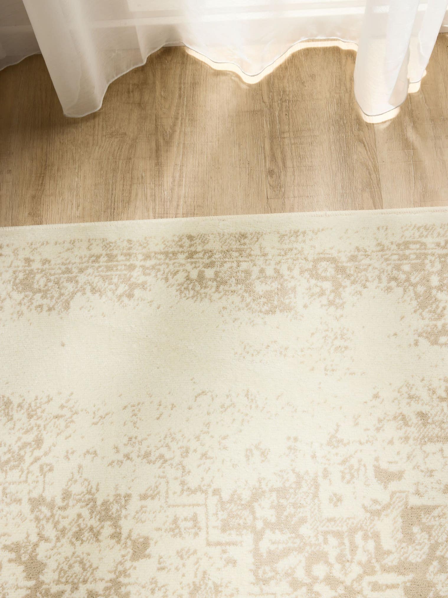 Teppich aus 100% Polypropylen in Beige mit 6 bis 10 mm hohem Flor von benuta Basic